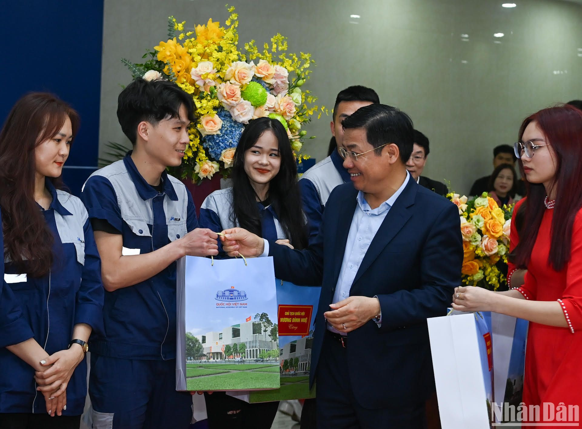 Bí thư Tỉnh ủy Bắc Giang Dương Văn Thái tặng quà cho công nhân lao động Công ty Trách nhiệm hữu hạn Ja Solar Việt Nam.