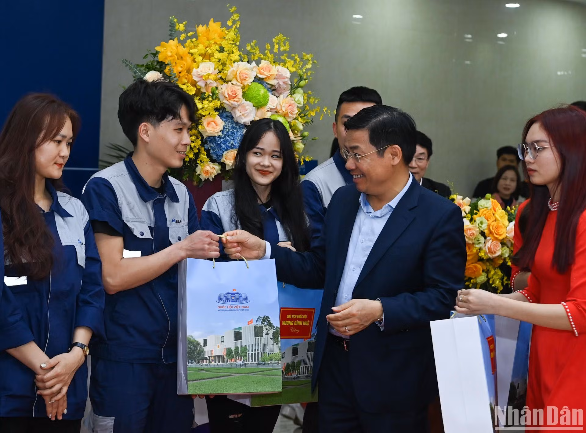 Bí thư Tỉnh ủy Bắc Giang Dương Văn Thái tặng quà cho công nhân lao động Công ty Trách nhiệm hữu hạn Ja Solar Việt Nam.