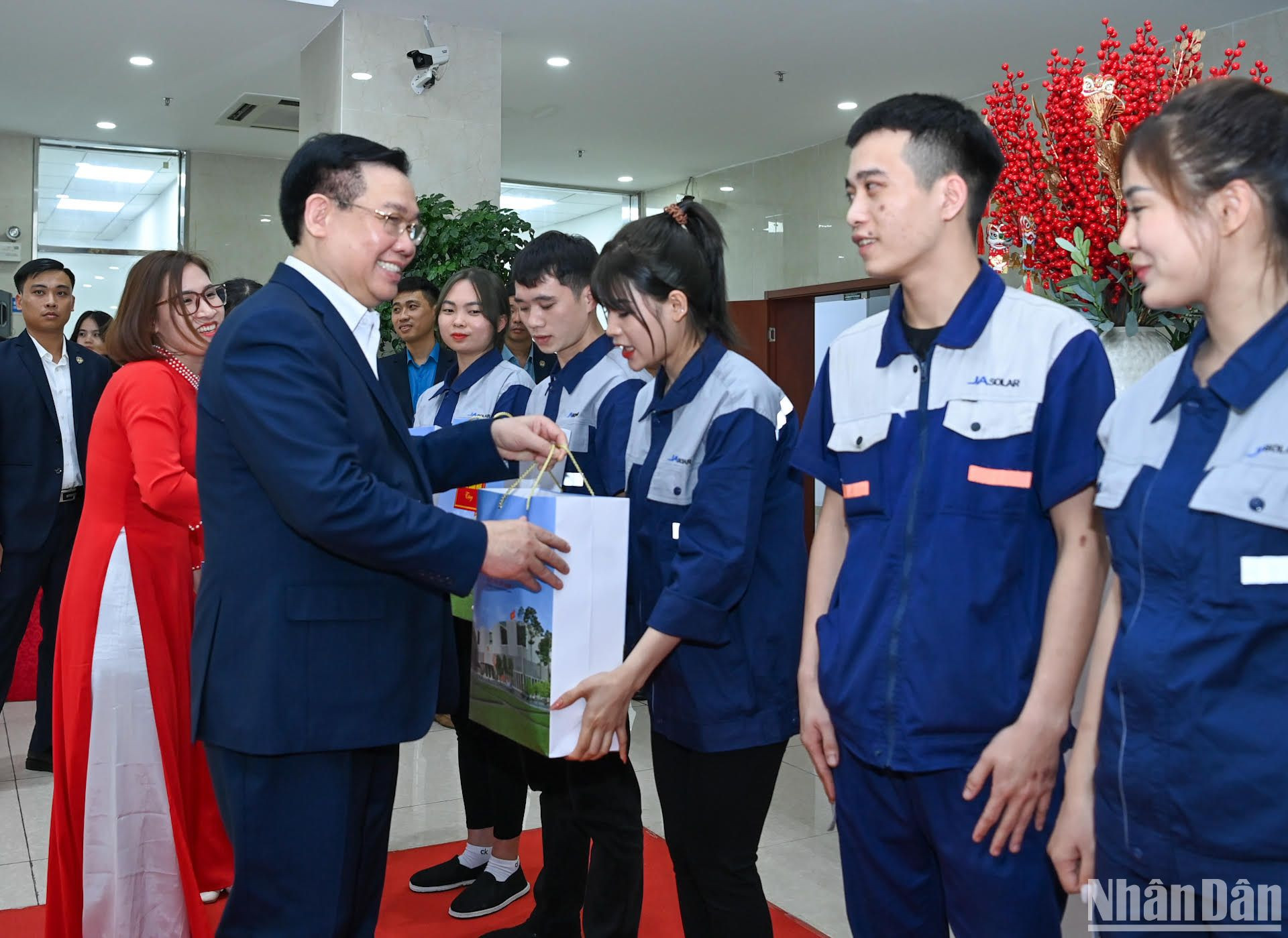 Chủ tịch Quốc hội Vương Đình Huệ tặng quà cho công nhân lao động Công ty Trách nhiệm hữu hạn Ja Solar Việt Nam.