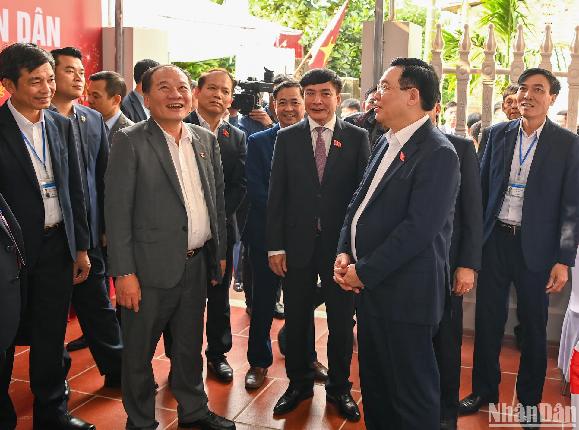 Các đại biểu dự Lễ khánh thành và trao tặng nhà Đại đoàn kết tại thôn Vàng, thị trấn Bích Động.