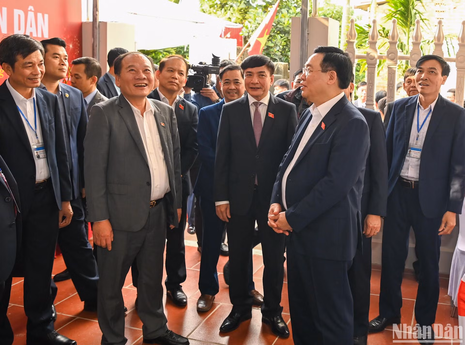 Các đại biểu dự Lễ khánh thành và trao tặng nhà Đại đoàn kết tại thôn Vàng, thị trấn Bích Động.