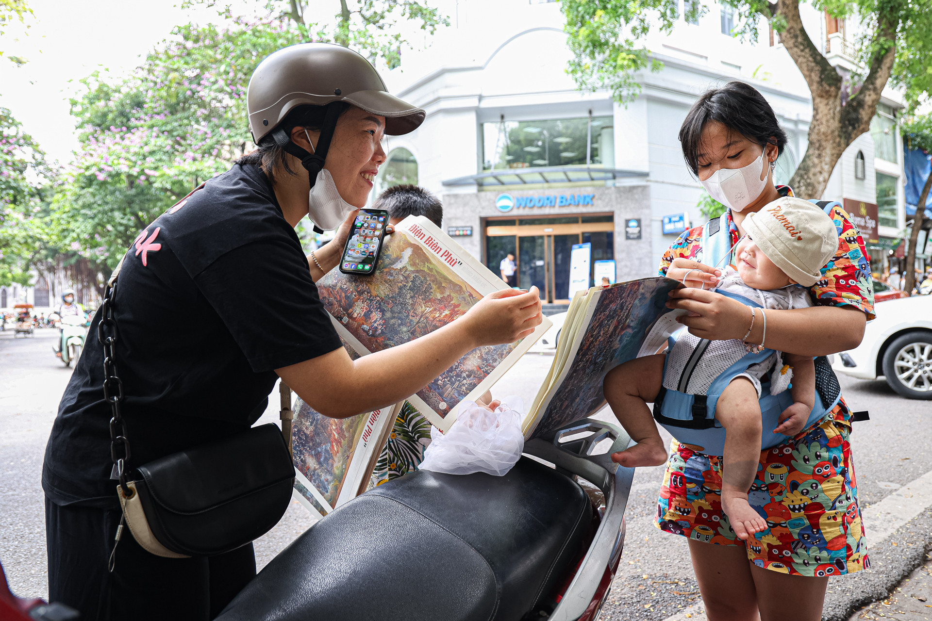 Nhiều người dẫn cả gia đình cùng đến nhận báo.