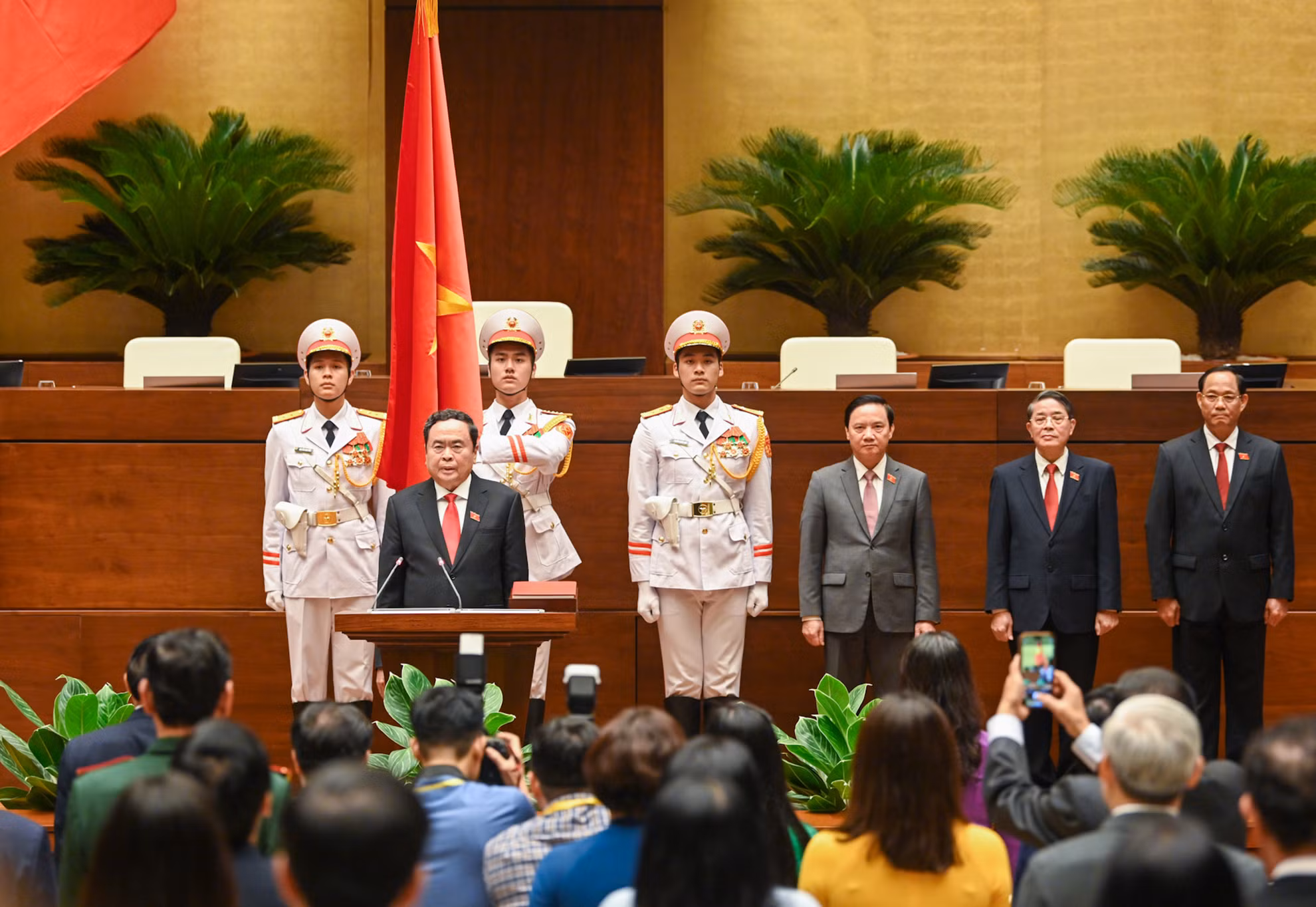 Chủ tịch Quốc hội Trần Thanh Mẫn thực hiện nghi lễ tuyên thệ nhậm chức tại Hội trường Diên Hồng (Nhà Quốc hội).