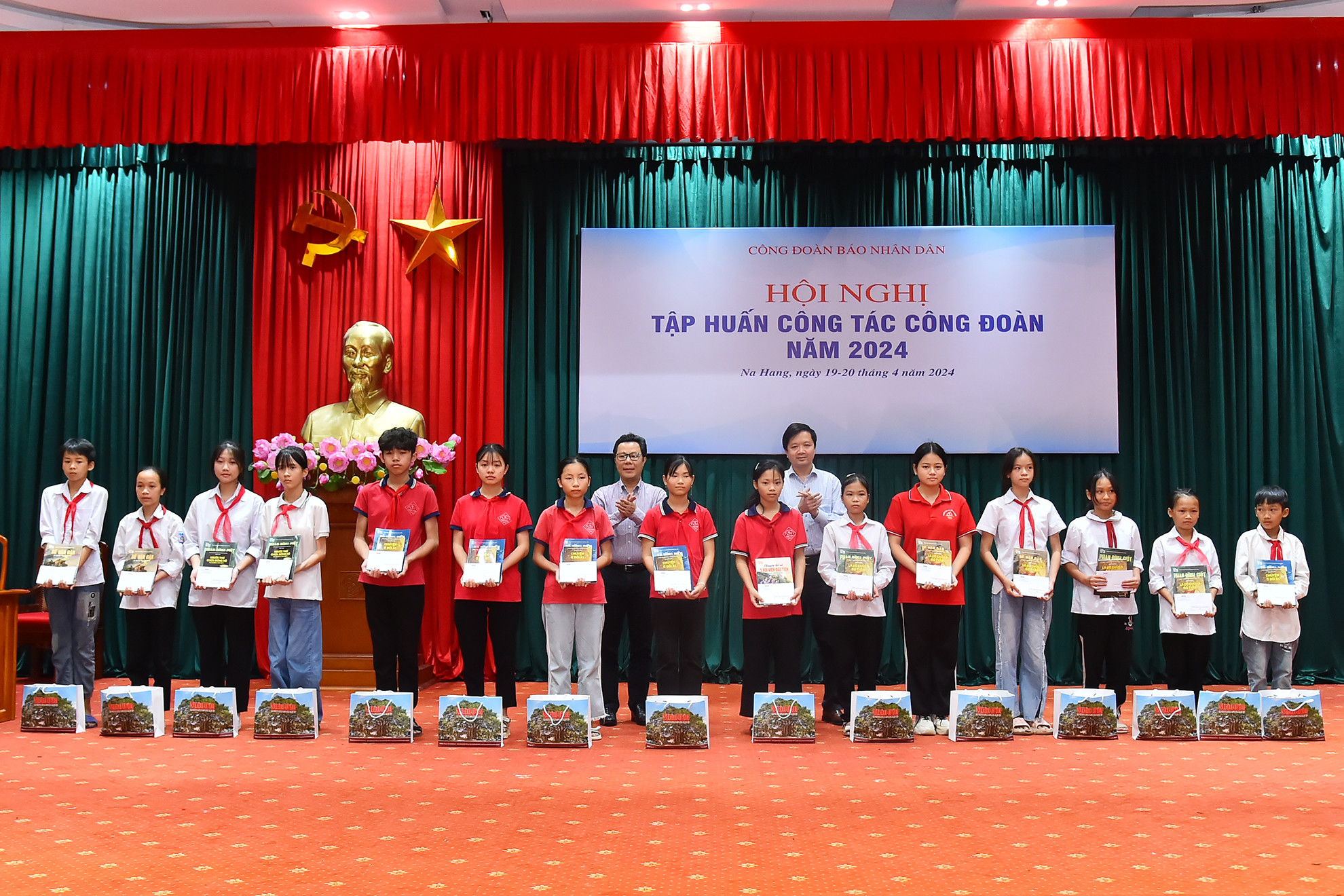 Trưởng Ban Tuyên giáo Đảng ủy Báo Nhân Dân Vũ Mai Hoàng và Phó Chủ tịch Công đoàn Báo Nhân Dân Tạ Quang Dũng trao quà cho học sinh có hoàn cảnh khó khăn vươn lên trong học tập tại huyện Na Hang. Trưởng Ban Tuyên giáo Đảng ủy Báo Nhân Dân Vũ Mai Hoàng và Phó Chủ tịch Công đoàn Báo Nhân Dân Tạ Quang Dũng trao quà cho học sinh có hoàn cảnh khó khăn vươn lên trong học tập tại huyện Na Hang.