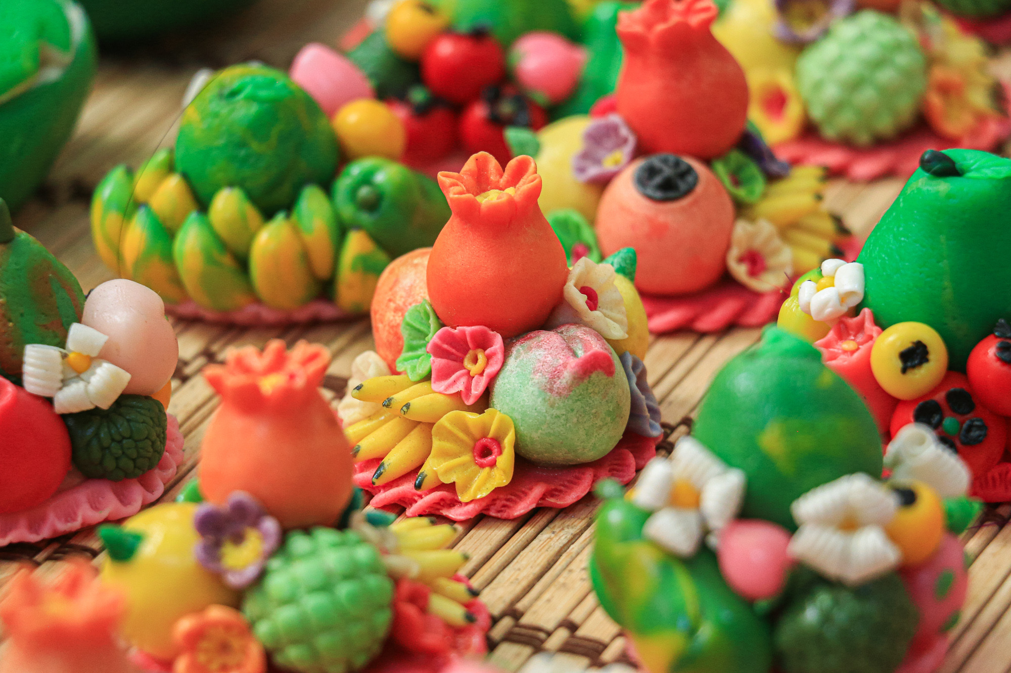 Làm mâm ngũ quả Tết Trung thu tưởng đơn giản nhưng lại đòi hỏi sự công phu. Để tạo ra sản phẩm, nguyên liệu phải có bột nếp, đường trắng, nước, bột năng cùng phẩm màu được cân đong đo đếm vừa đủ. Mâm quả càng bé thì càng mất nhiều thời gian thực hiện.