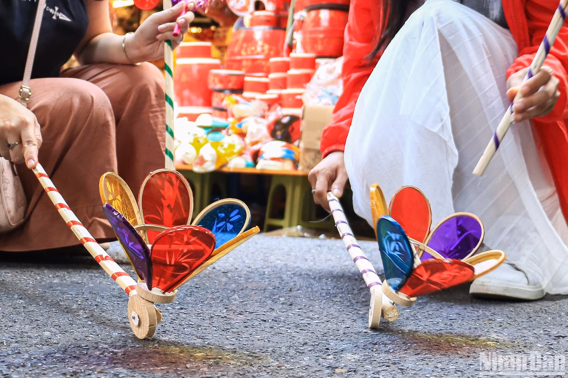 Đèn cù một trong những món đồ chơi Trung thu truyền thống. Sở dĩ có tên gọi như vậy là bởi mỗi khi di chuyển trục bánh lăn, đèn có thể quay như con cù. Tất cả các khâu từ chẻ nứa, vót nan, dán giấy bóng kính và vẽ họa tiết của đèn đều phải làm bằng tay một cách khéo léo. Đèn cù một trong những món đồ chơi Trung thu truyền thống. Sở dĩ có tên gọi như vậy là bởi mỗi khi di chuyển trục bánh lăn, đèn có thể quay như con cù. Tất cả các khâu từ chẻ nứa, vót nan, dán giấy bóng kính và vẽ họa tiết của đèn đều phải làm bằng tay một cách khéo léo.