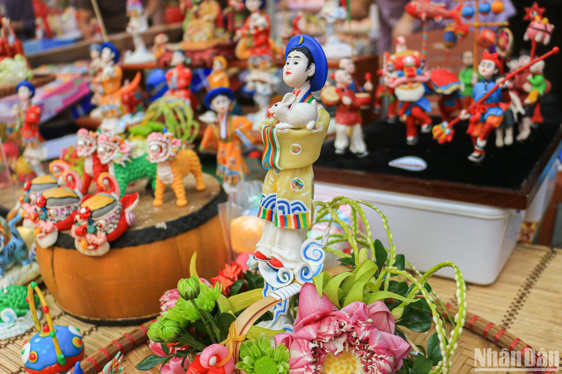 Mỗi đường nét trên mô hình tò he chị Hằng và thỏ ngọc được nghệ nhân nhào nặn thật cẩn thận và cầu kỳ. Việc kết hợp cùng hoa sen trong tác phẩm càng tô đậm thêm vẻ đẹp văn hóa của người Việt.