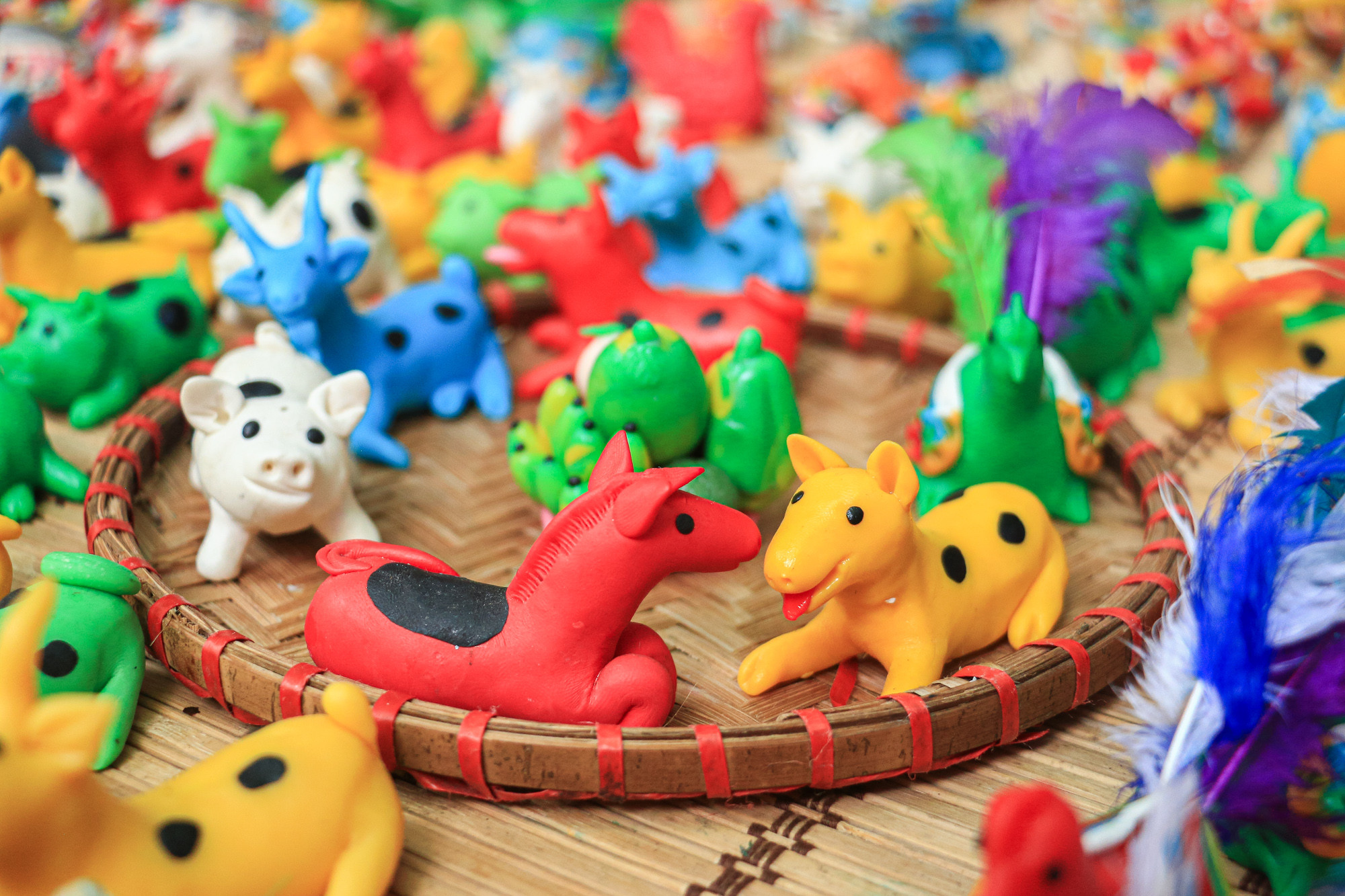 Bên cạnh lồng đèn, đầu sư tử và mặt nạ giấy bồi, các con giống tò he với những chi tiết đáng yêu cũng thu hút sự chú ý của cả người lớn lẫn trẻ nhỏ. Các em thiếu nhi có thể tự mình nặn các con vật theo mong muốn, dưới sự hướng dẫn của nghệ nhân.