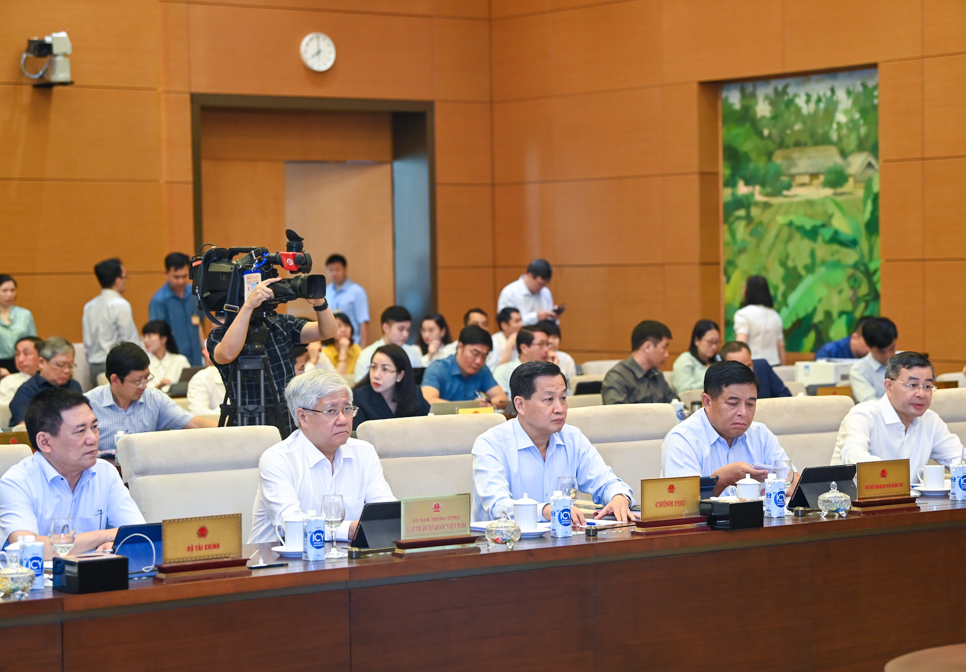 Chủ tịch Ủy ban Trung ương Mặt trận Tổ quốc Việt Nam Đỗ Văn Chiến, Phó Thủ tướng Chính phủ Lê Minh Khái và lãnh đạo các bộ, ngành dự phiên họp.