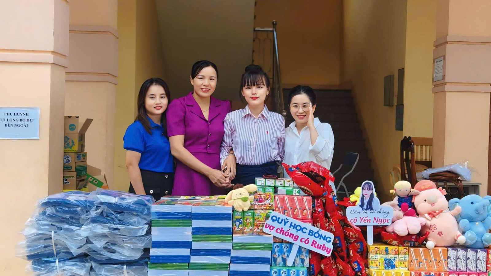 Phan Thị Yến Ngọc (thứ hai từ trái qua) trong buổi từ thiện giúp đỡ các học sinh có hoàn cảnh khó khăn.