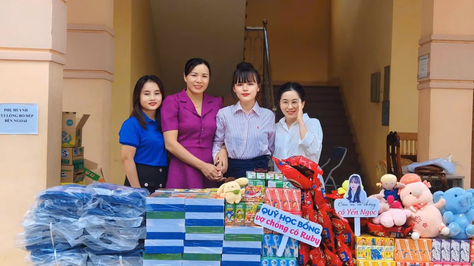 Phan Thị Yến Ngọc (thứ hai từ trái qua) trong buổi từ thiện giúp đỡ các học sinh có hoàn cảnh khó khăn.