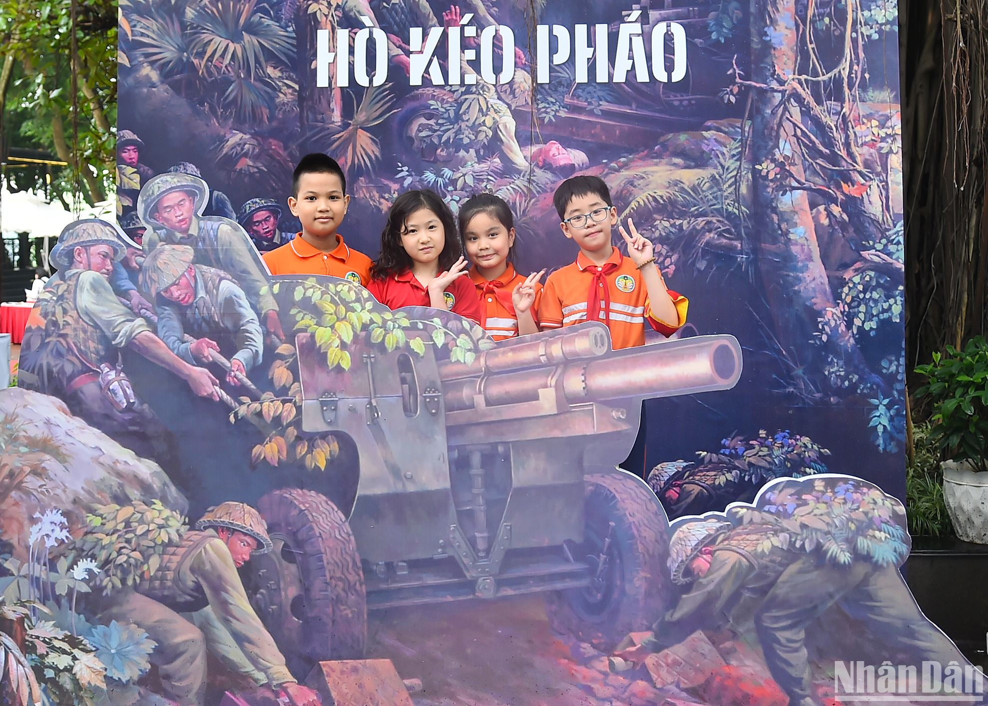 Khu vực check-in với chủ đề hò kéo pháo thu hút nhiều học sinh trải nghiệm.