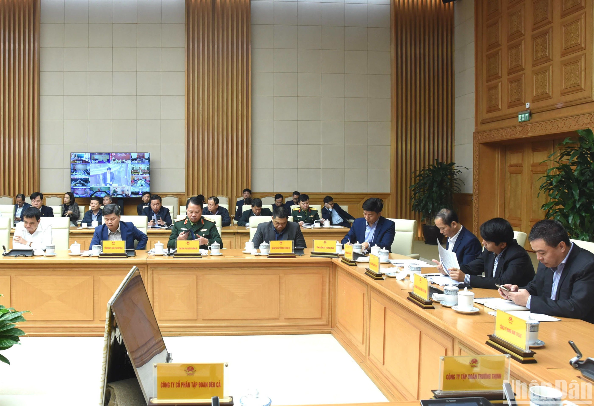 Đại diện lãnh đạo các Ban quản lý dự án, các tập đoàn kinh tế nhà nước, các nhà đầu tư, đơn vị tư vấn, nhà thầu xây lắp tham dự phiên họp.