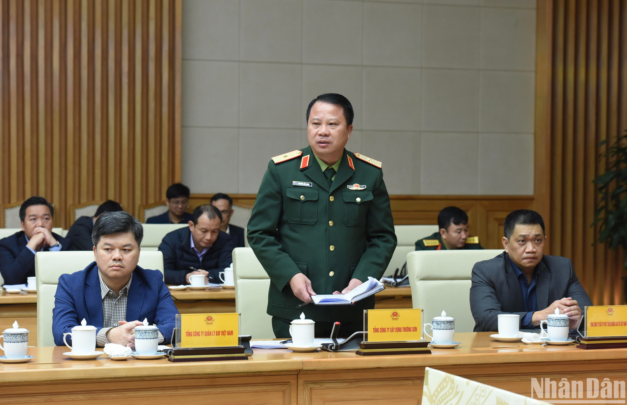 Đại diện lãnh đạo Tổng Công ty xây dựng đường Trường Sơn phát biểu.