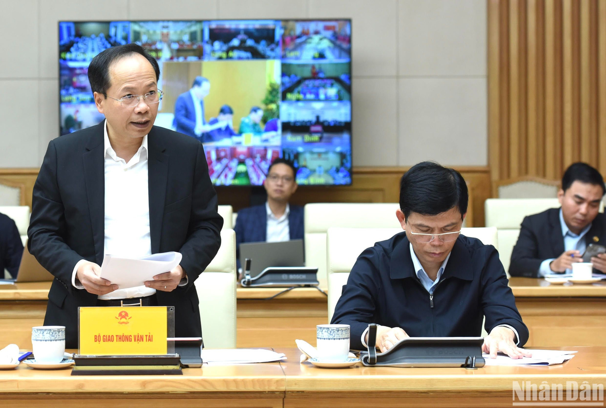 Lãnh đạo Bộ Giao thông vận tải phát biểu tại phiên họp.