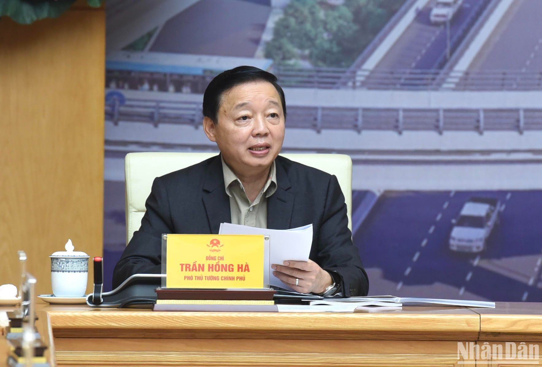 Phó Thủ tướng Chính phủ Trần Hồng Hà điều hành phiên họp.
