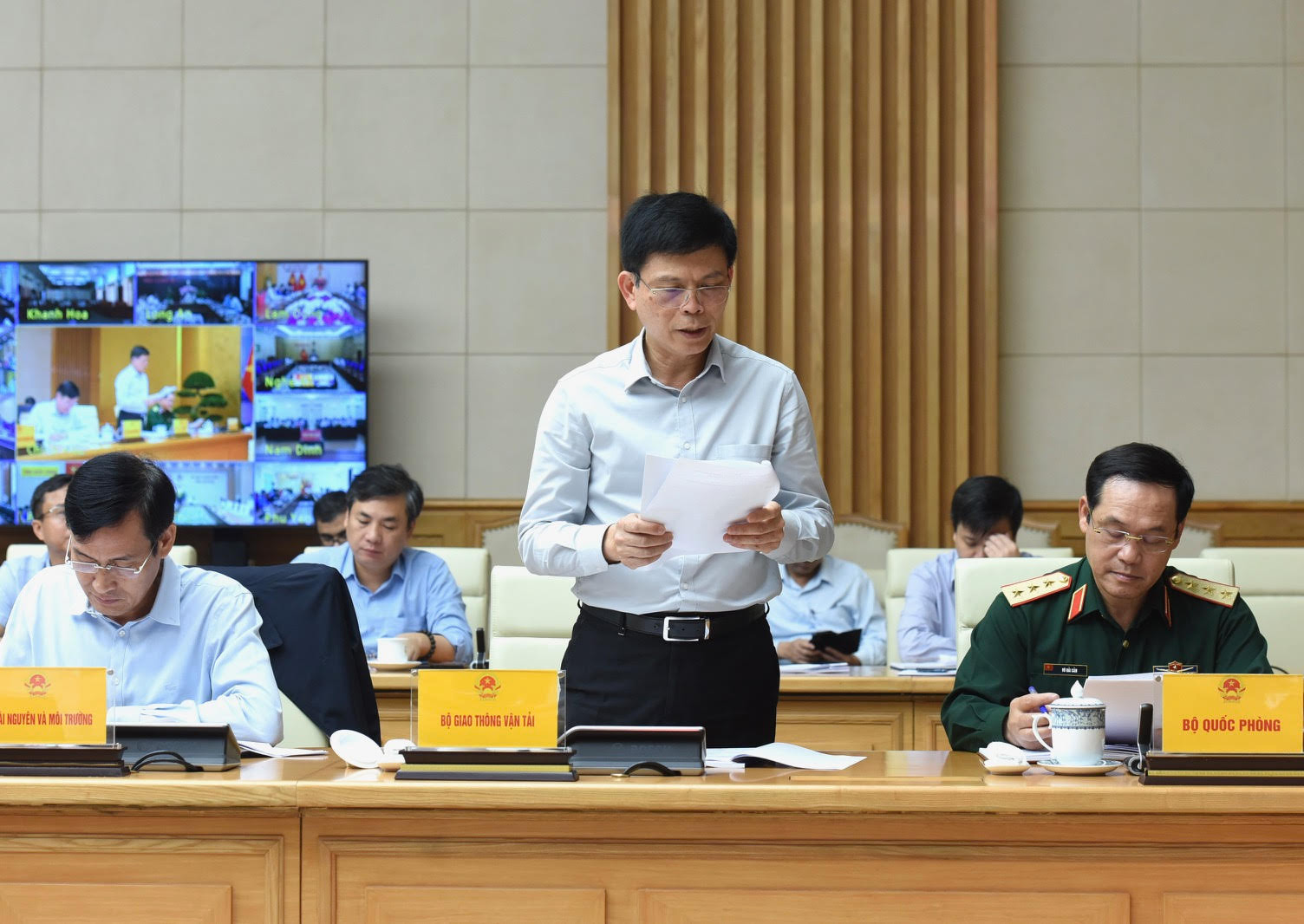 Đại diện lãnh đạo Bộ Giao thông vận tải trình báo cáo về tiến độ xây dựng các công trình trong thời gian qua.