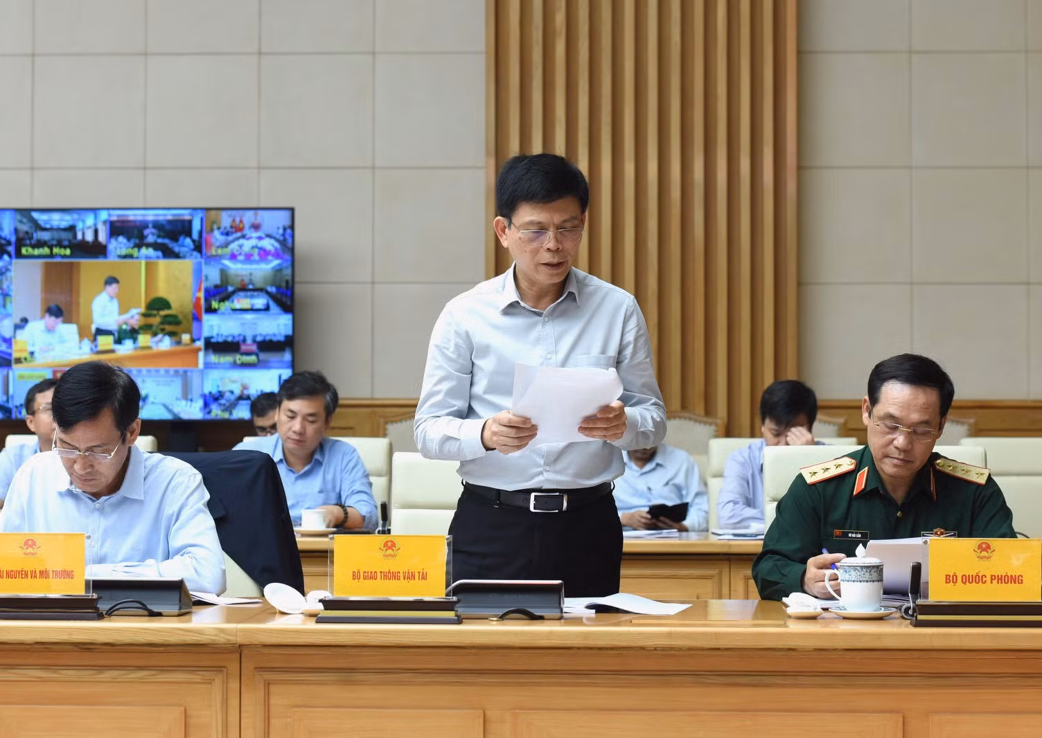 Đại diện lãnh đạo Bộ Giao thông vận tải trình báo cáo về tiến độ xây dựng các công trình trong thời gian qua.