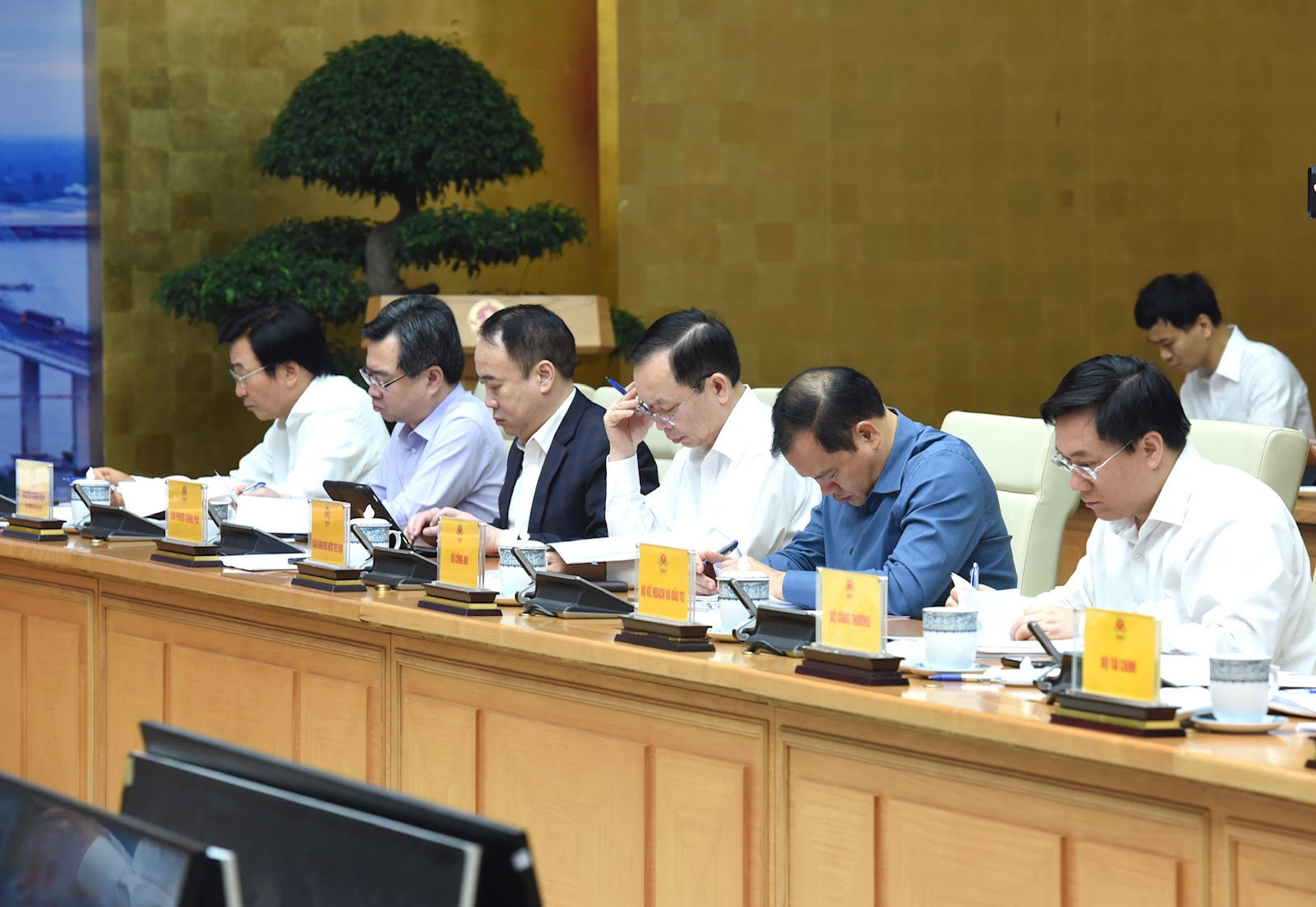 Đại diện lãnh đạo các bộ, ban, ngành tham dự phiên họp.