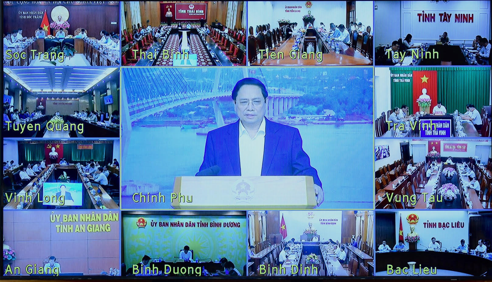 Phiên họp được thực hiện theo hình thức trực tiếp kết hợp trực tuyến giữa đầu cầu Trụ sở Chính phủ và 46 tỉnh, thành phố trực thuộc Trung ương đang có các công trình, dự án quan trọng quốc gia, trọng điểm ngành giao thông vận tải.