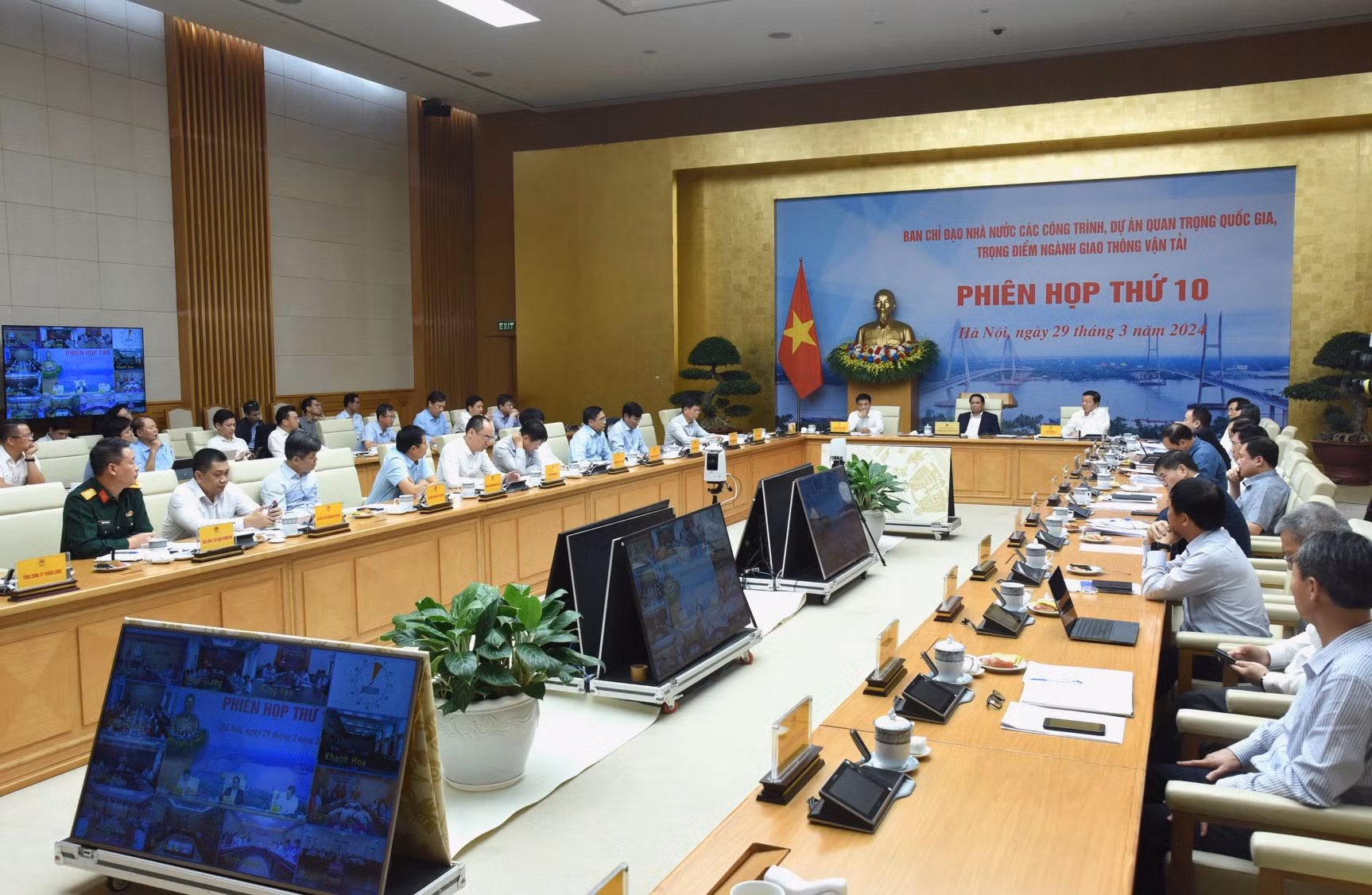 Quang cảnh phiên họp.