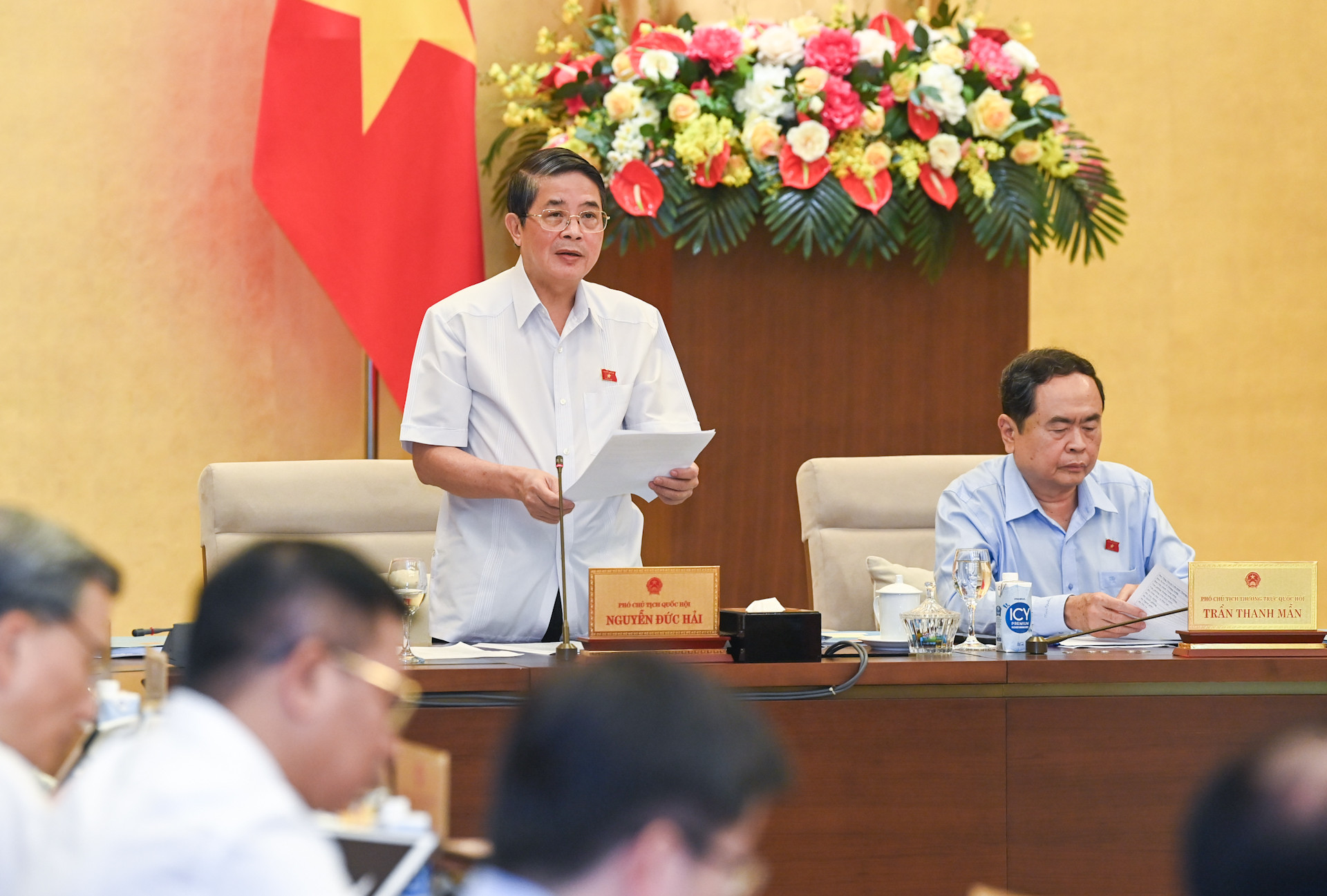 Tiếp đó, dưới sự điều hành của Phó Chủ tịch Quốc hội Nguyễn Đức Hải, Ủy ban Thường vụ Quốc hội cho ý kiến về Báo cáo đánh giá bổ sung kết quả thực hiện nhiệm vụ phát triển kinh tế-xã hội và ngân sách nhà nước năm 2023; tình hình triển khai thực hiện kế hoạch phát triển kinh tế-xã hội và ngân sách nhà nước những tháng đầu năm 2024.