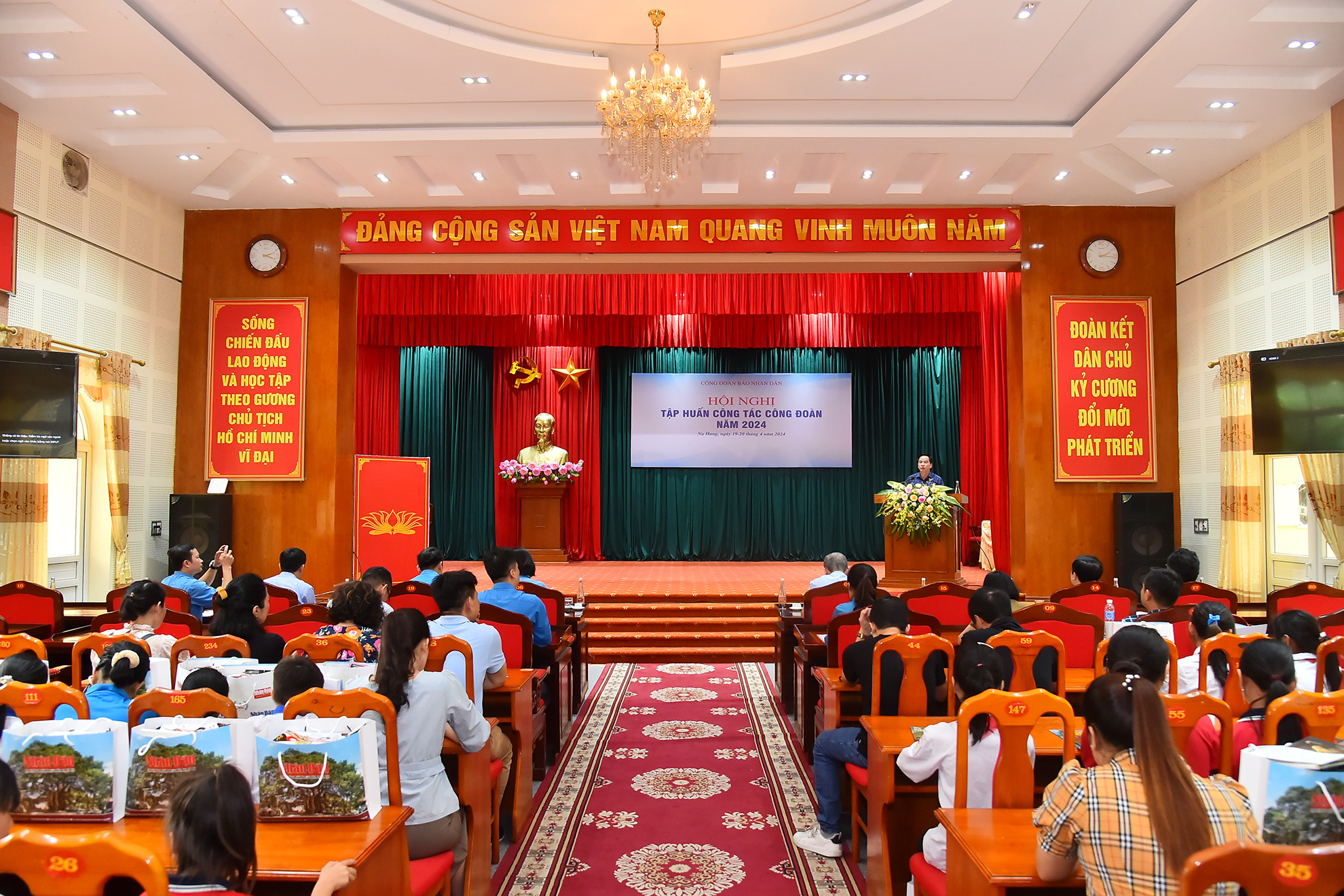 Quang cảnh Hội nghị tập huấn cán bộ Công đoàn Báo Nhân Dân năm 2024 và Lễ trao quà tặng 30 cháu học sinh có hoàn cảnh khó khăn, vươn lên trong học tập tại huyện Na Hang. Quang cảnh Hội nghị tập huấn cán bộ Công đoàn Báo Nhân Dân năm 2024 và Lễ trao quà tặng 30 cháu học sinh có hoàn cảnh khó khăn, vươn lên trong học tập tại huyện Na Hang.