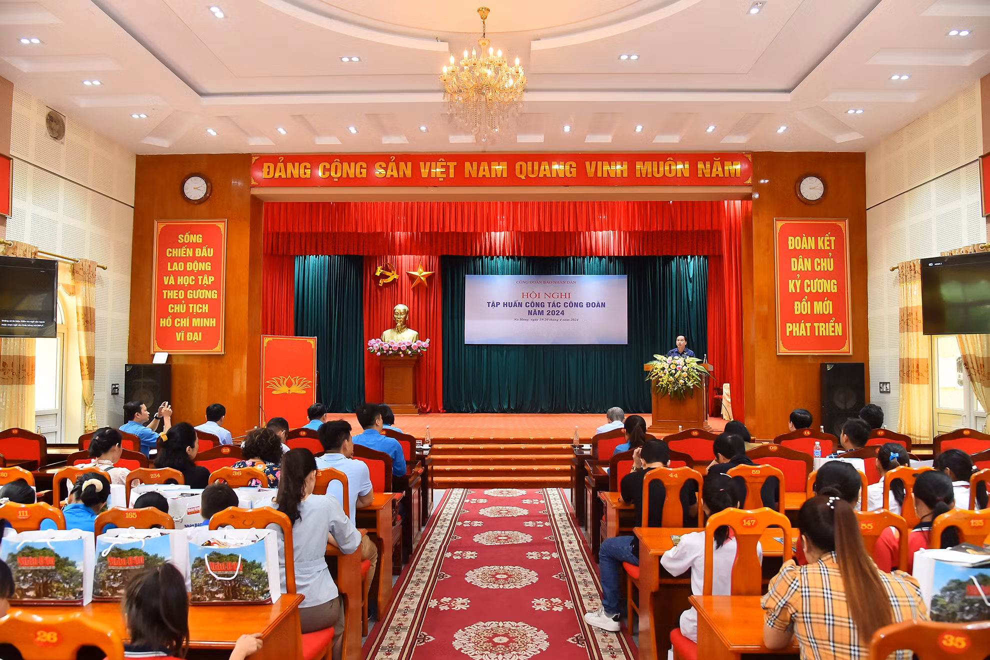 Quang cảnh Hội nghị tập huấn cán bộ Công đoàn Báo Nhân Dân năm 2024 và Lễ trao quà tặng 30 cháu học sinh có hoàn cảnh khó khăn, vươn lên trong học tập tại huyện Na Hang.