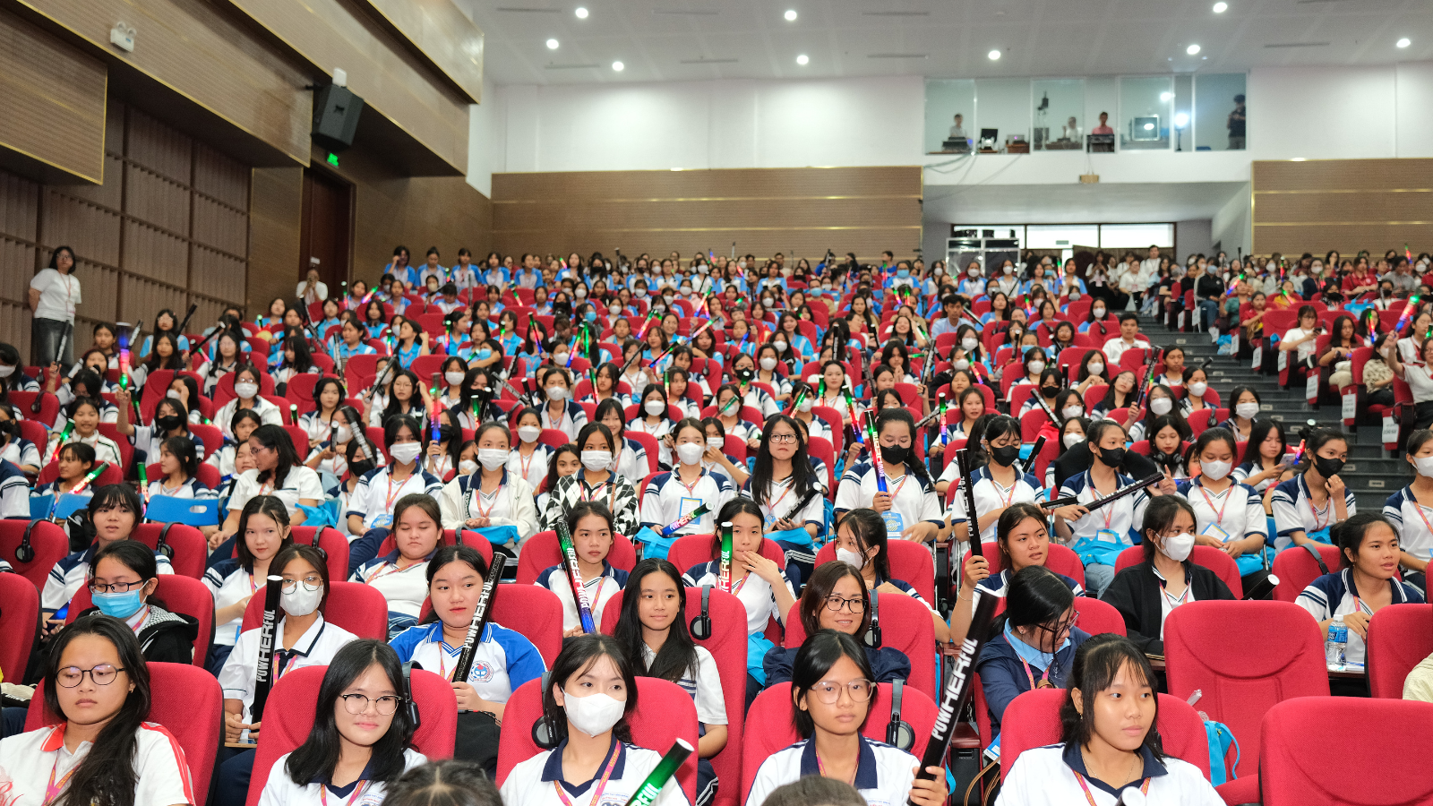 Các hoạt động của chiến dịch PowHERful thu hút sự tham gia của nhiều nữ sinh.