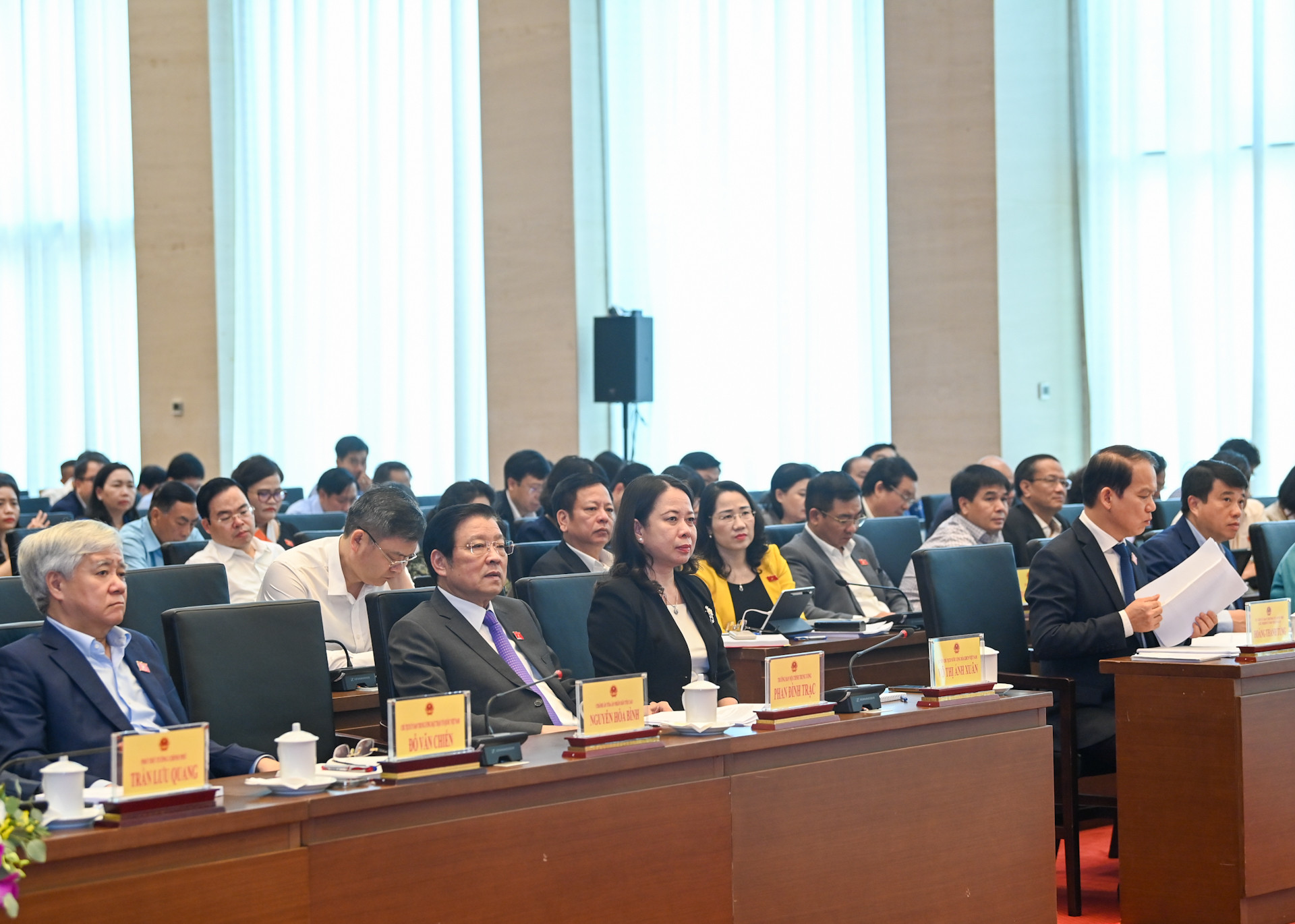 Quyền Chủ tịch nước Võ Thị Ánh Xuân cùng các đồng chí lãnh đạo Đảng, Nhà nước, Mặt trận Tổ quốc Việt Nam dự Hội nghị.