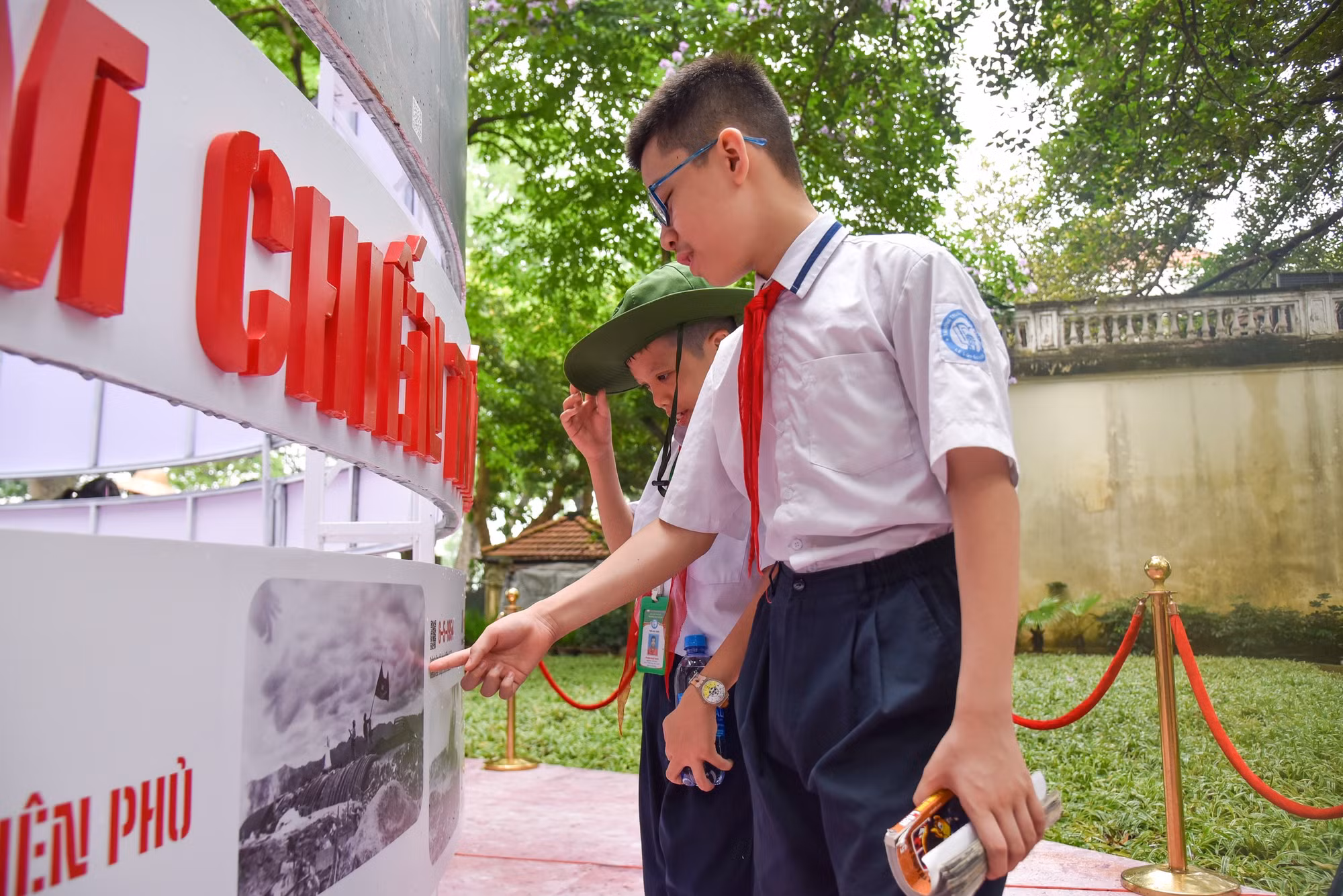 Ngay dưới bức tranh panorama là diễn tiến chiến dịch với các thông tin trọng tâm được trình bày theo 56 ngày đêm.