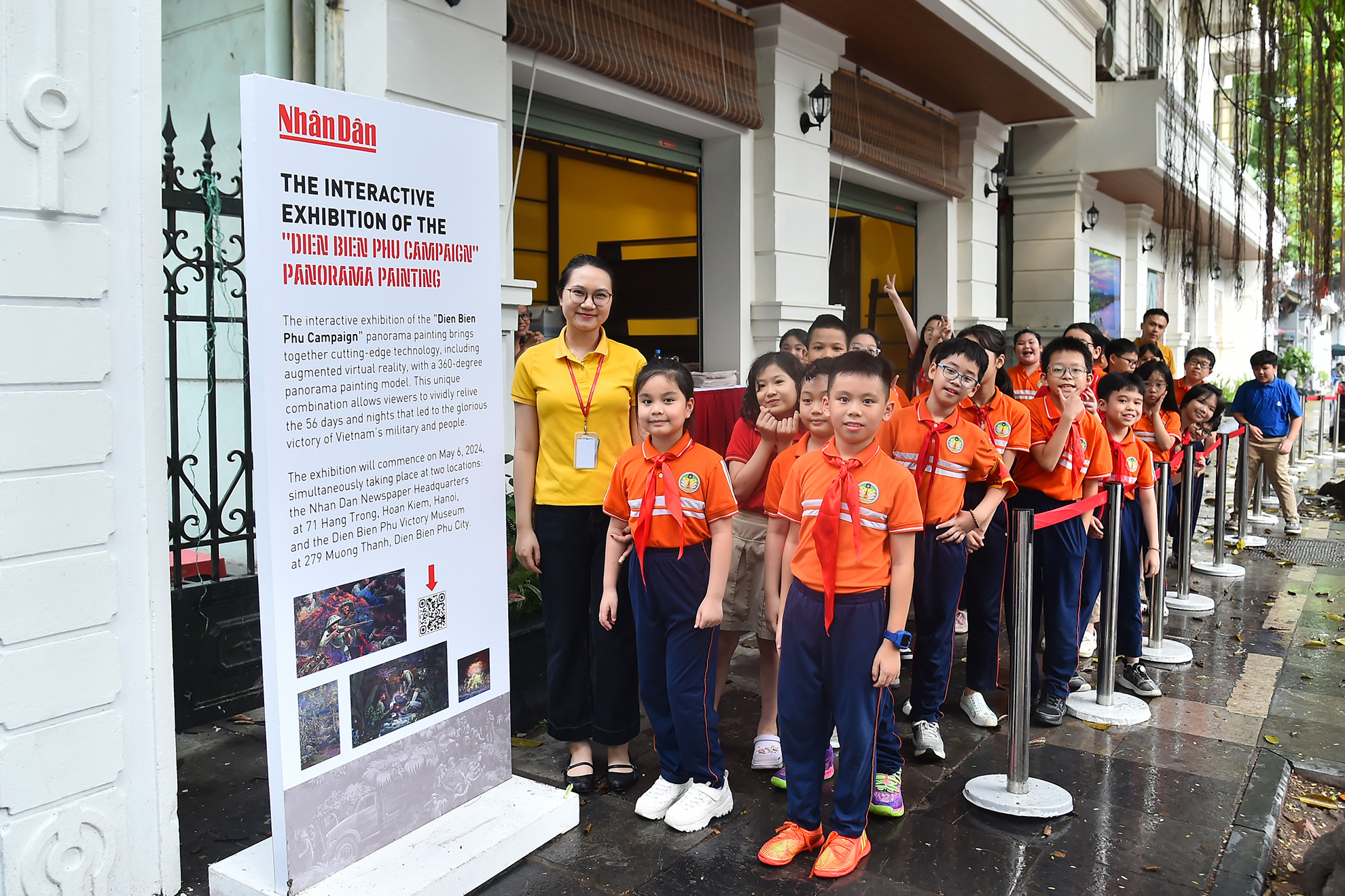Các em học sinh nghiêm túc xếp hàng, chờ đợi đến lượt để vào tham quan Triển lãm tương tác tranh panorama kỷ niệm 70 năm Chiến thắng Điện Biên Phủ.