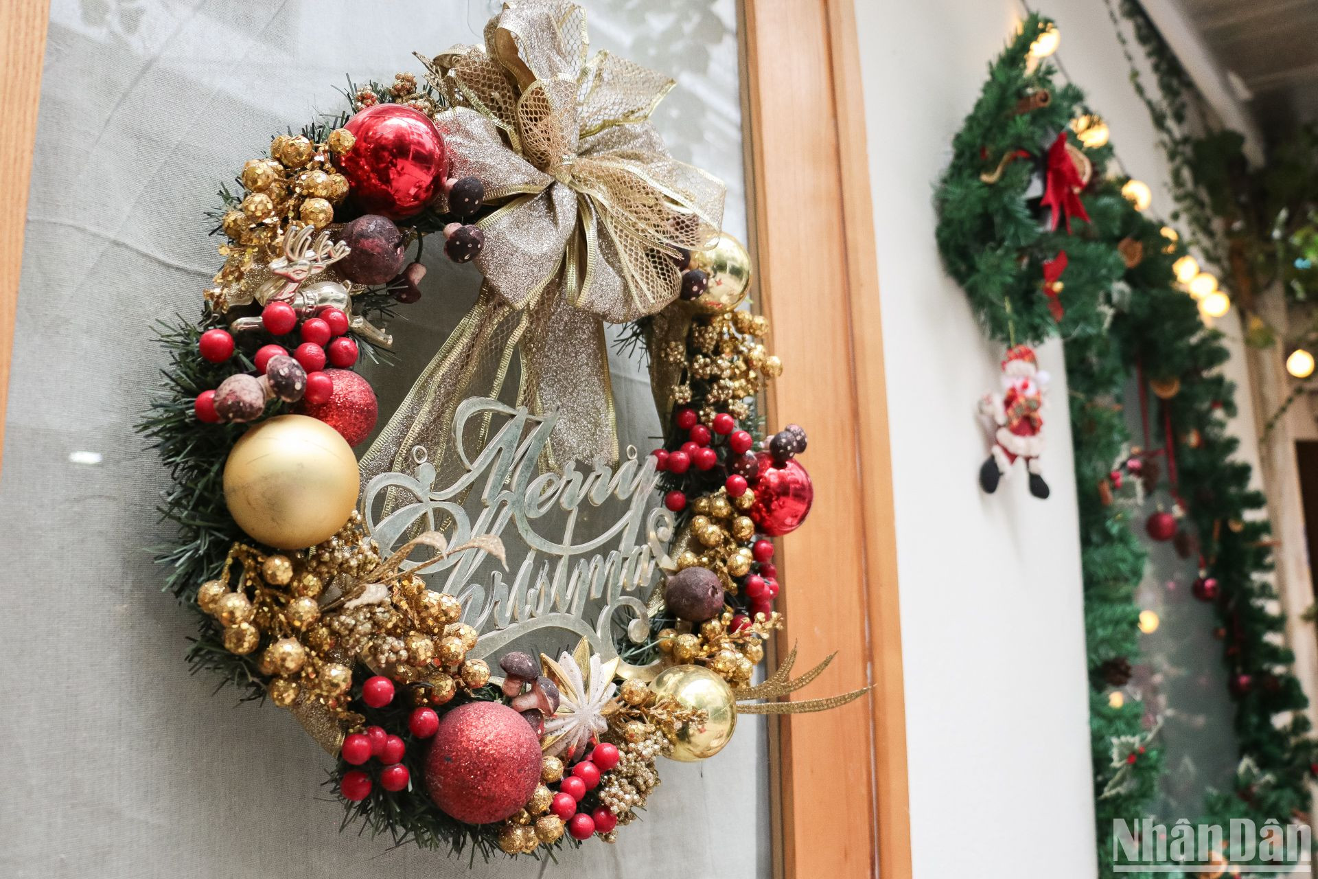 Nắm bắt tâm lý của khách hàng, nhiều quán cà-phê tạo điểm nhấn ngay từ phần mặt tiền bằng cách sử dụng những phụ kiện đặc trưng mùa Noel.