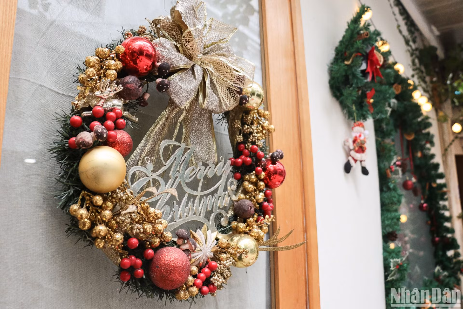 Nắm bắt tâm lý của khách hàng, nhiều quán cà-phê tạo điểm nhấn ngay từ phần mặt tiền bằng cách sử dụng những phụ kiện đặc trưng mùa Noel.