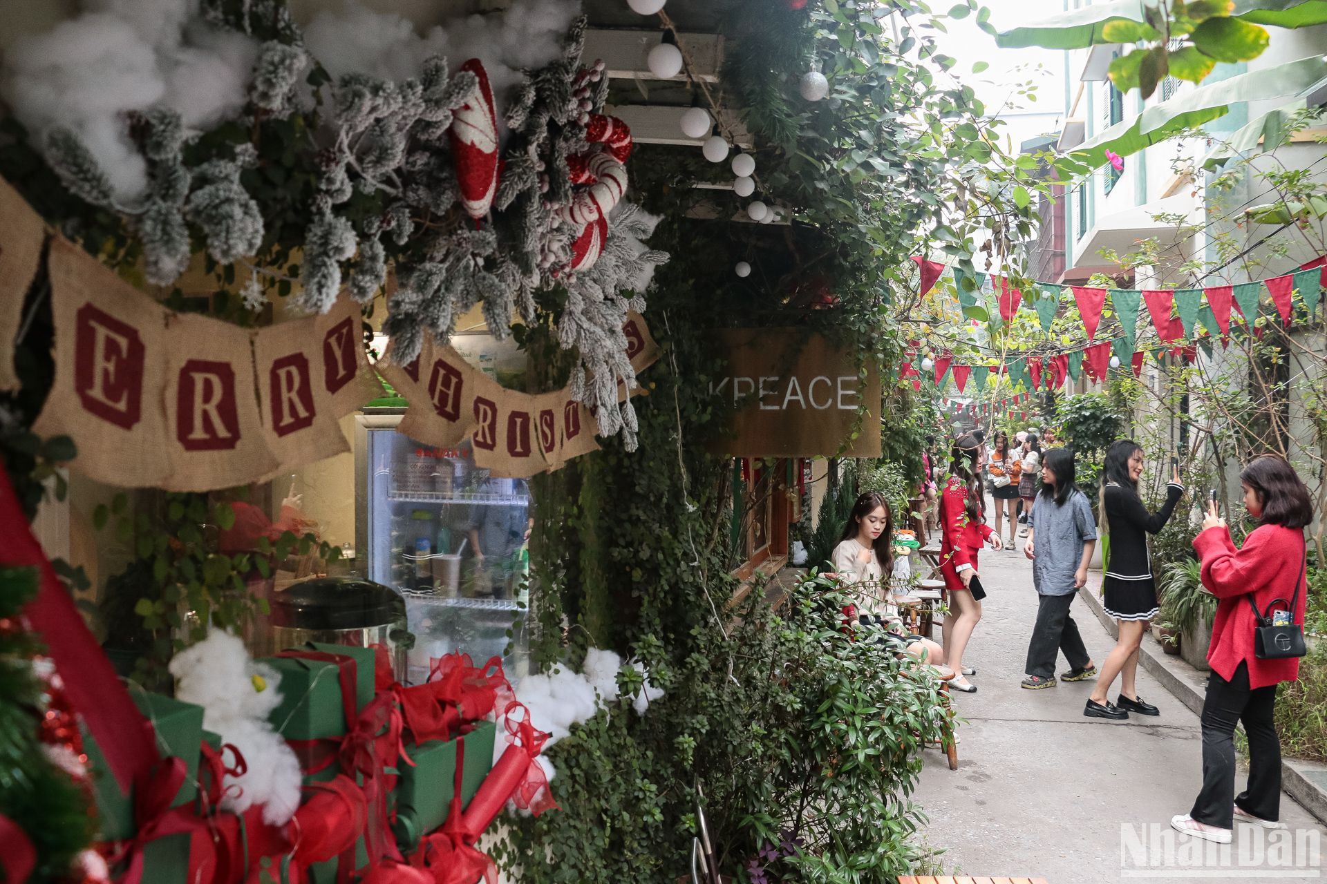 Từ đầu tháng 12, nhiều quán cà-phê "thay áo mới", trang trí theo phong cách Giáng sinh đã chật kín vì nhiều người đến chụp ảnh.