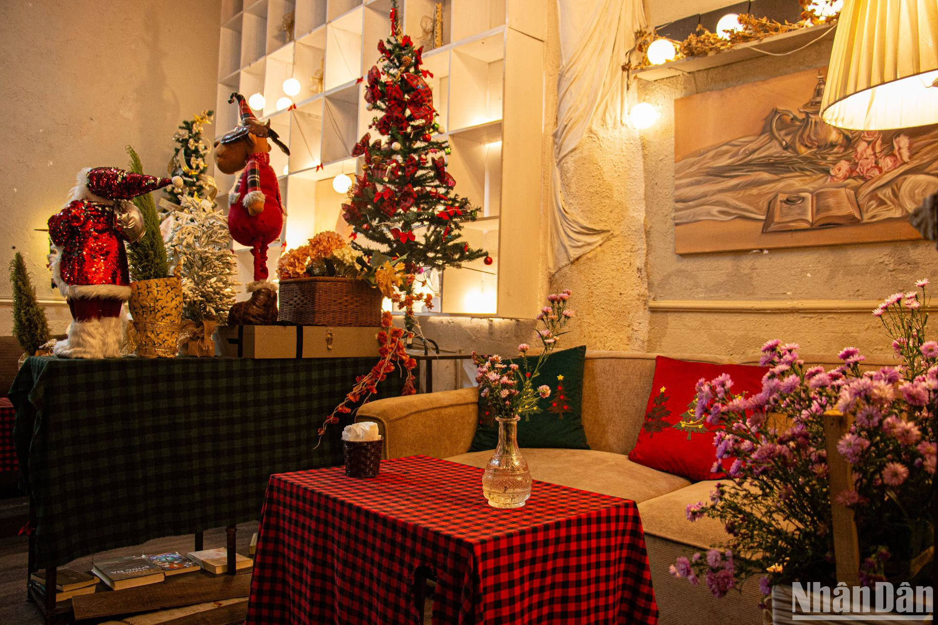 Việc kết hợp những tông màu này tạo nên sự ấm áp cho không gian.