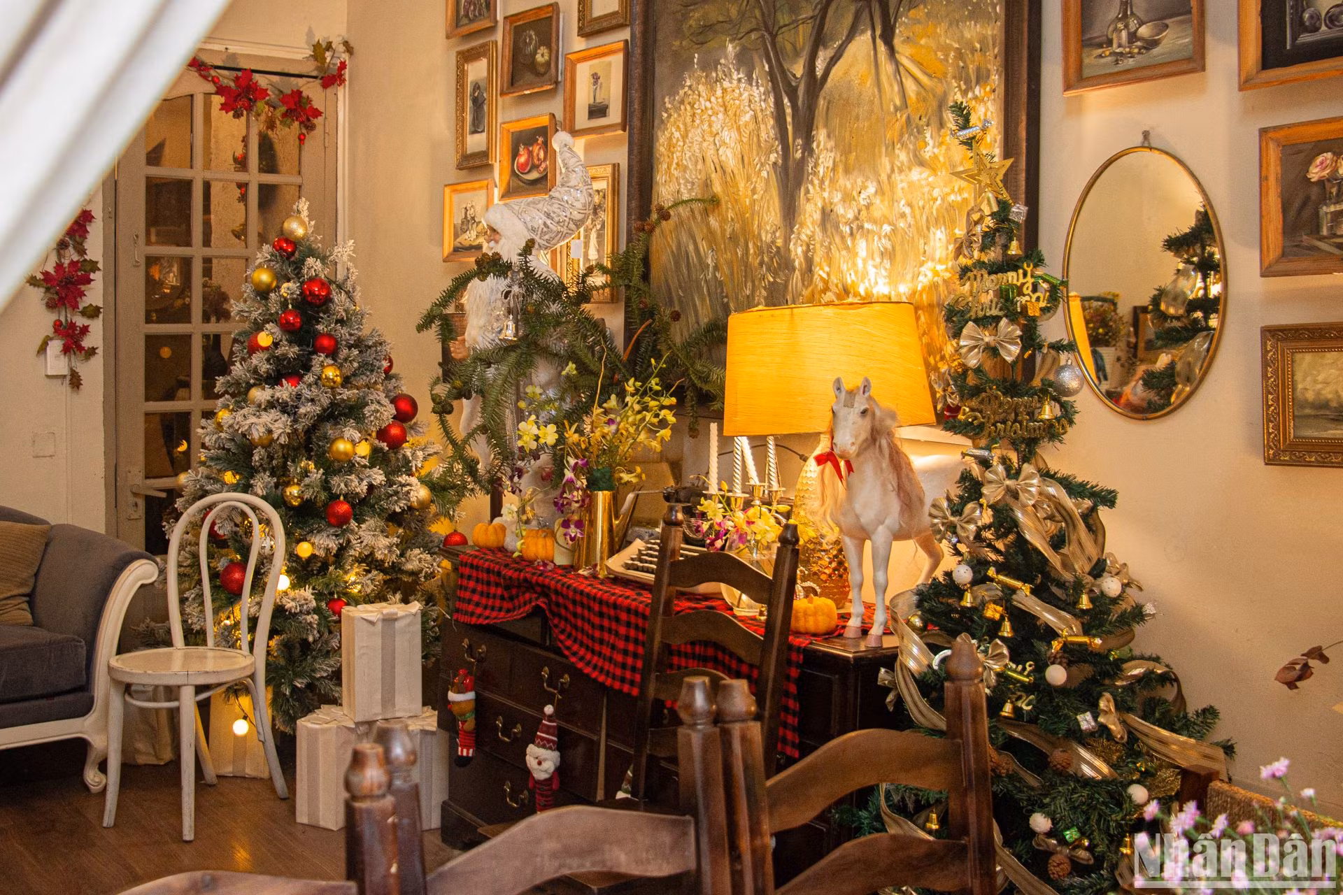 Ở không gian bên trong, xanh, đỏ, vàng và nâu là những tông màu chủ đạo được nhiều quán cà-phê sử dụng.