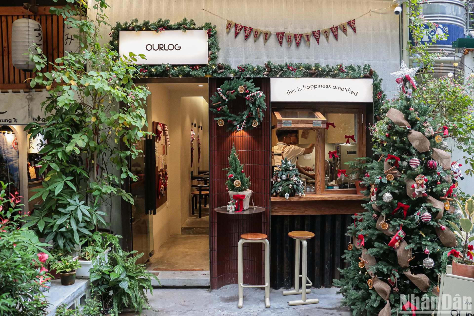 Đa phần, các quán đều chuẩn bị cho việc trang trí từ 1 tháng trước đó.