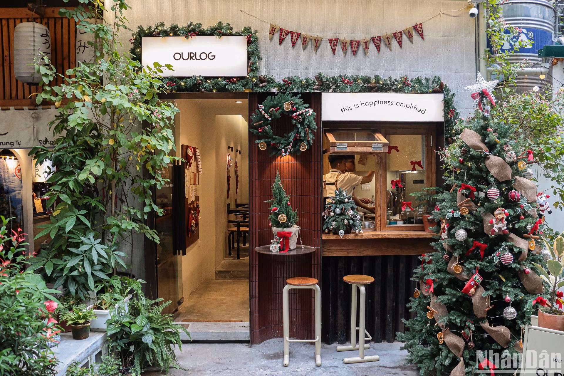 Đa phần, các quán đều chuẩn bị cho việc trang trí từ 1 tháng trước đó.