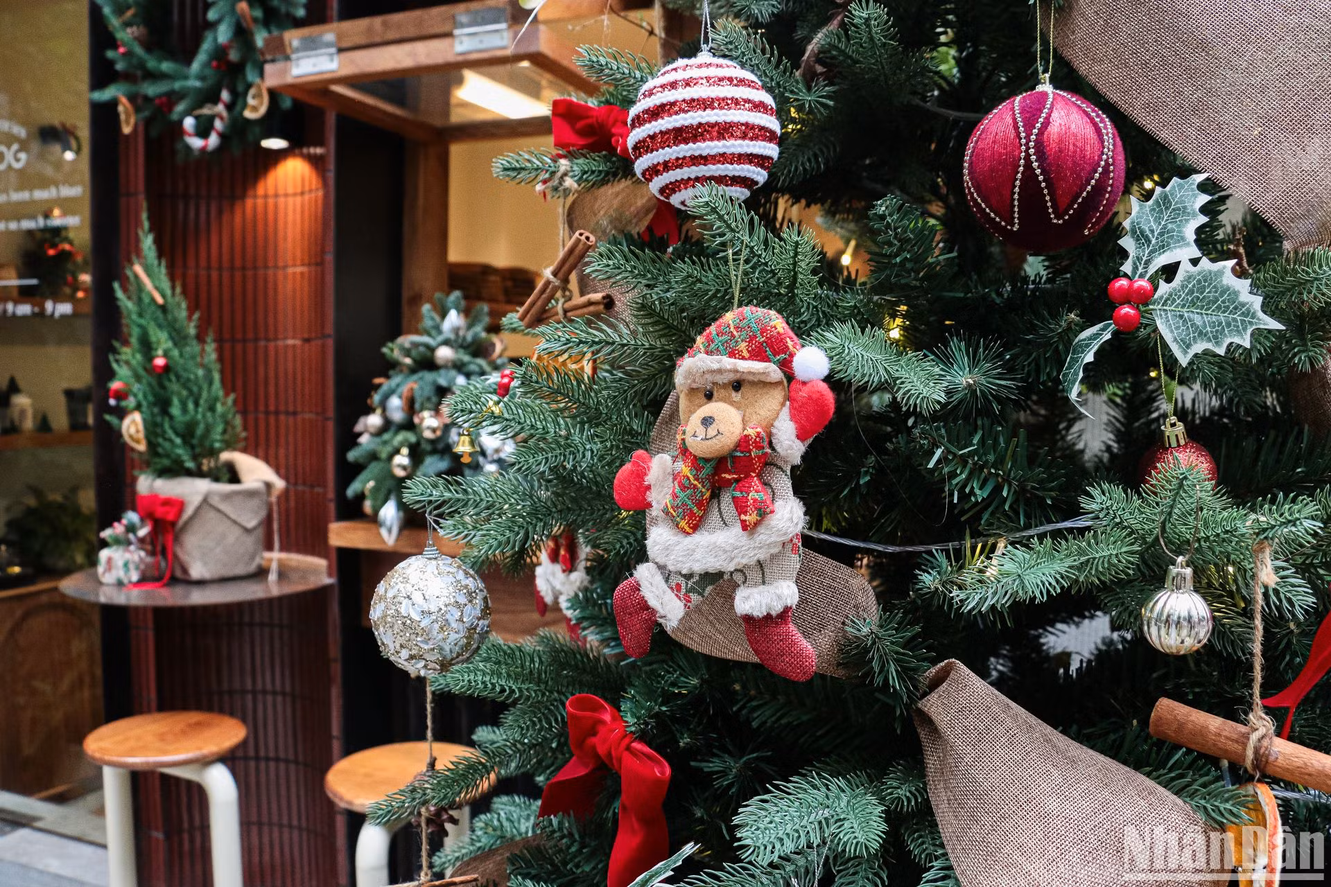 Chị Vũ Việt Trinh, chủ quán cà-phê Ourlog chia sẻ: "Hễ đến mùa lễ, quán sẽ thay đổi phong cách sao cho phù hợp với từng sự kiện. Việc này sẽ thu hút nhiều khách hàng thường xuyên đến quán mà không bị nhàm chán".