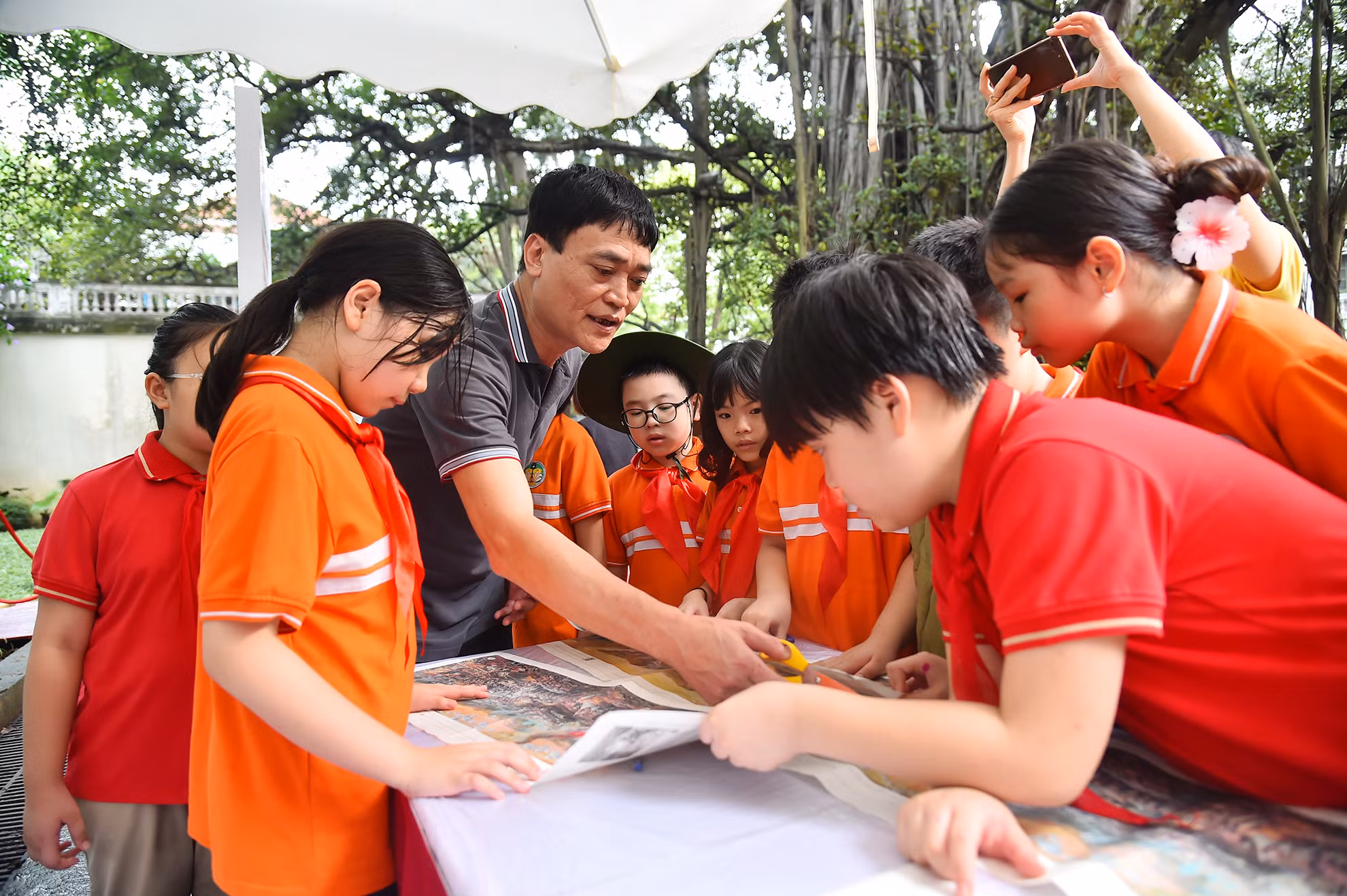 Các bạn học sinh cùng nhau cắt, dán bức tranh panorama “Chiến dịch Điện Biên Phủ”.