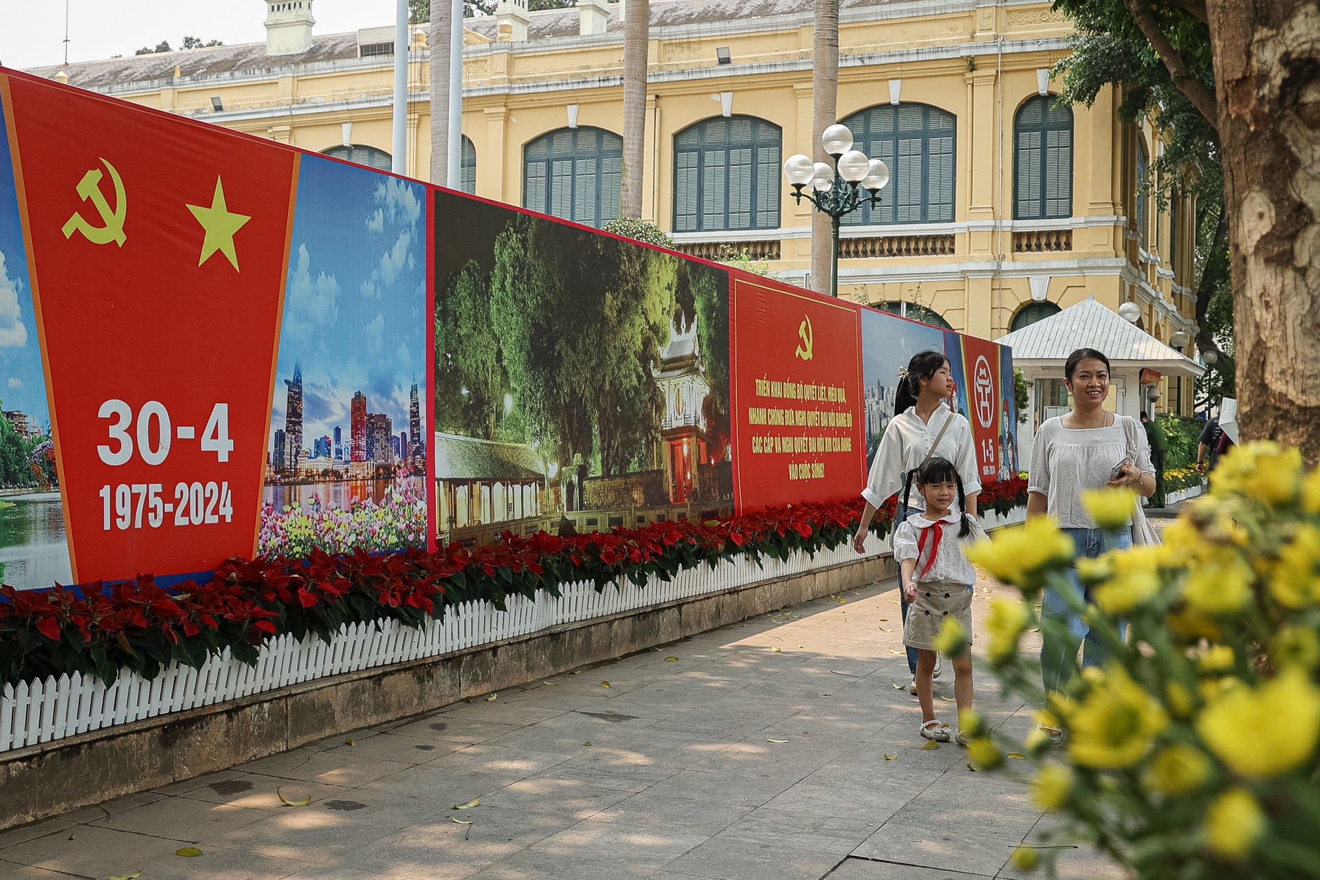 Nhân dịp nghỉ lễ, các gia đình cho con đi tham quan để tìm hiểu về lịch sử của quê hương, đất nước. Nhân dịp nghỉ lễ, các gia đình cho con đi tham quan để tìm hiểu về lịch sử của quê hương, đất nước.