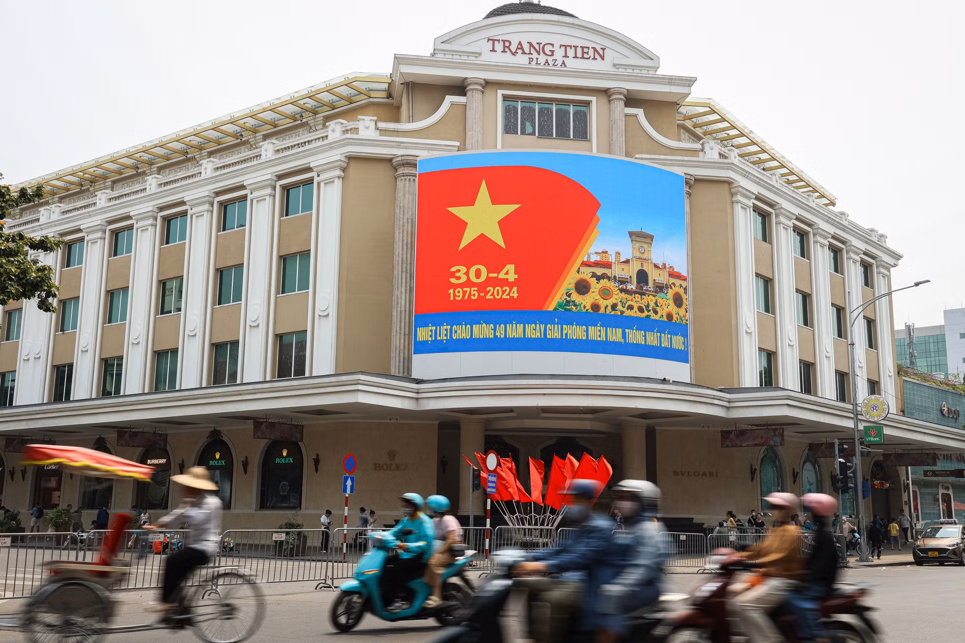 [Ảnh] Hà Nội rực rỡ cờ hoa chào mừng 49 năm Ngày Giải phóng miền nam, thống nhất đất nước ảnh 9