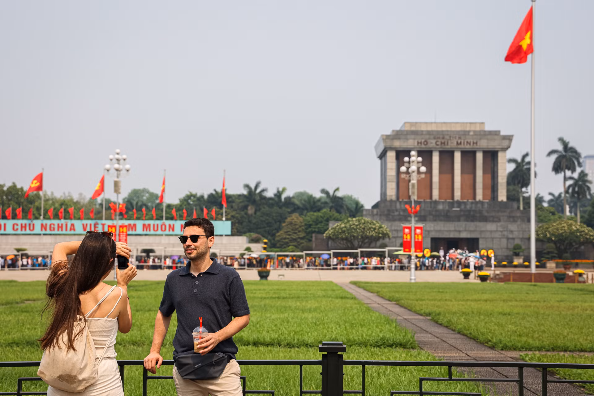 Bên cạnh khách nội địa, nhiều lượt khách quốc tế đến ghé thăm Hà Nội dịp 30/4. Một số du khách ngoại quốc cho biết, họ cảm thấy thích thú khi đến thăm Quảng trường Ba Đình rộng lớn và chứng kiến hình ảnh hàng nghìn người chờ đợi để vào lăng viếng Chủ tịch Hồ Chí Minh.