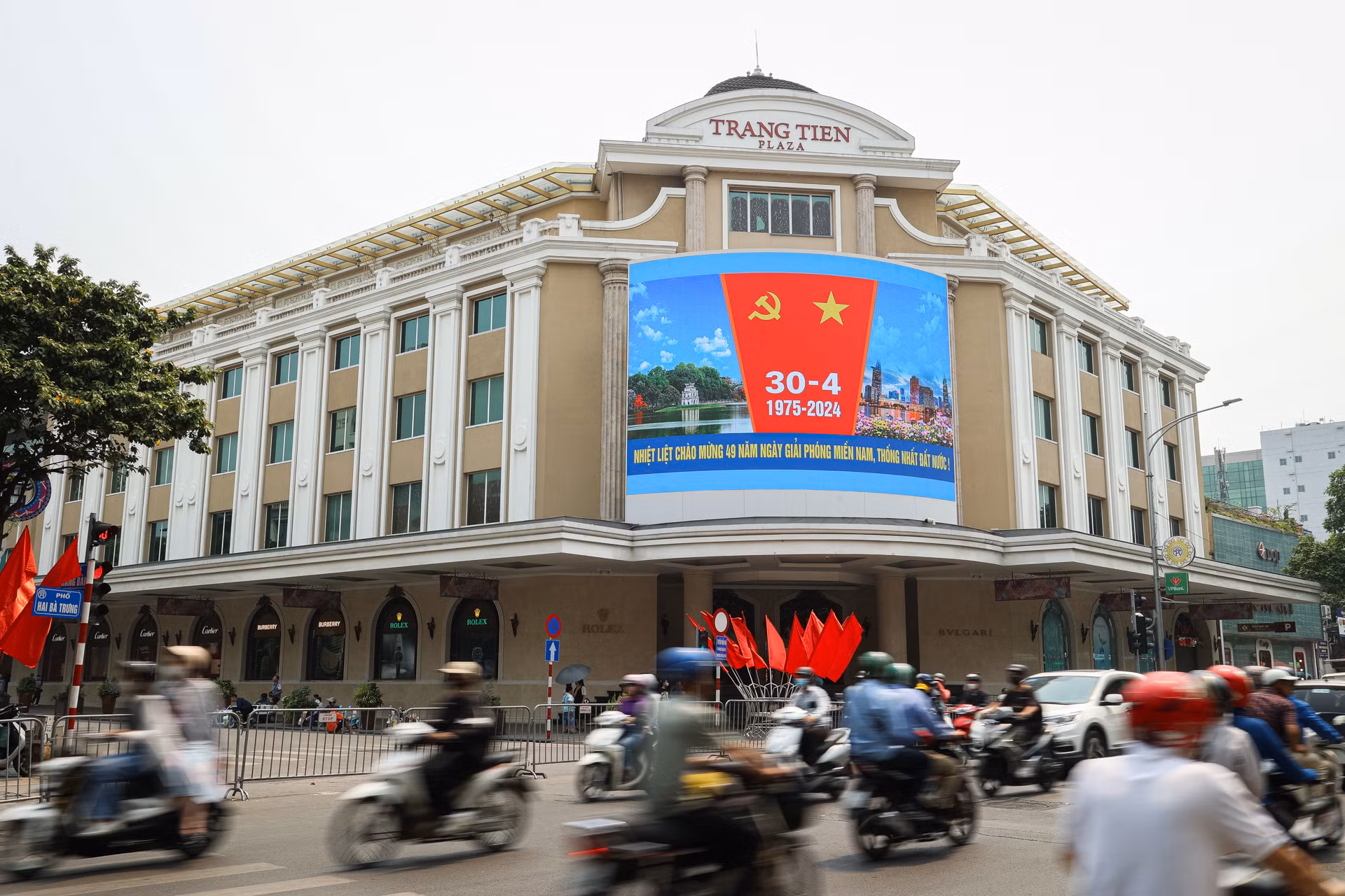 [Ảnh] Hà Nội rực rỡ cờ hoa chào mừng 49 năm Ngày Giải phóng miền nam, thống nhất đất nước ảnh 8