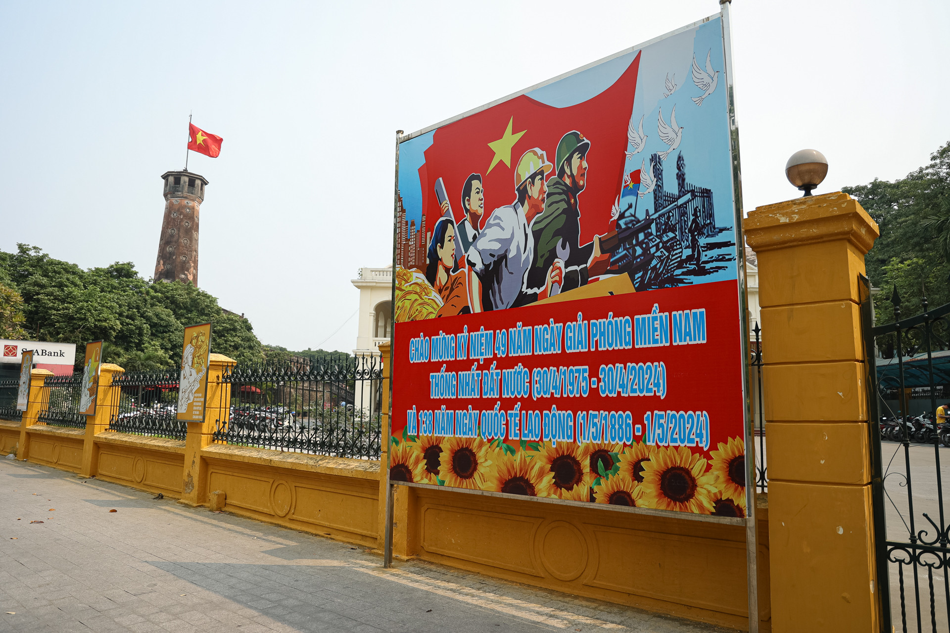 Bức tranh cổ động lớn được đặt trên đường Điện Biên Phủ, ngay trước Bảo tàng Lịch sử Quân sự Việt Nam và Cột cờ Hà Nội. Bức tranh cổ động lớn được đặt trên đường Điện Biên Phủ, ngay trước Bảo tàng Lịch sử Quân sự Việt Nam và Cột cờ Hà Nội.