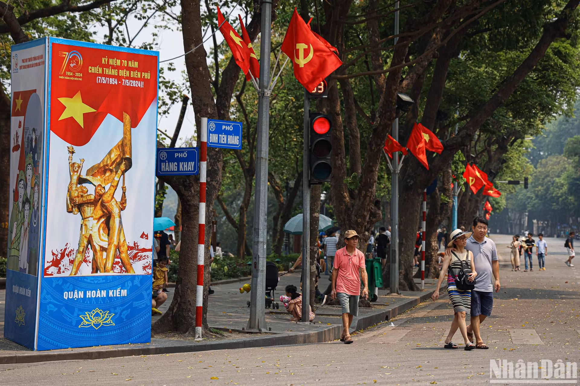Từng góc phố đều được trang hoàng để chào mừng ngày lễ lớn của đất nước.