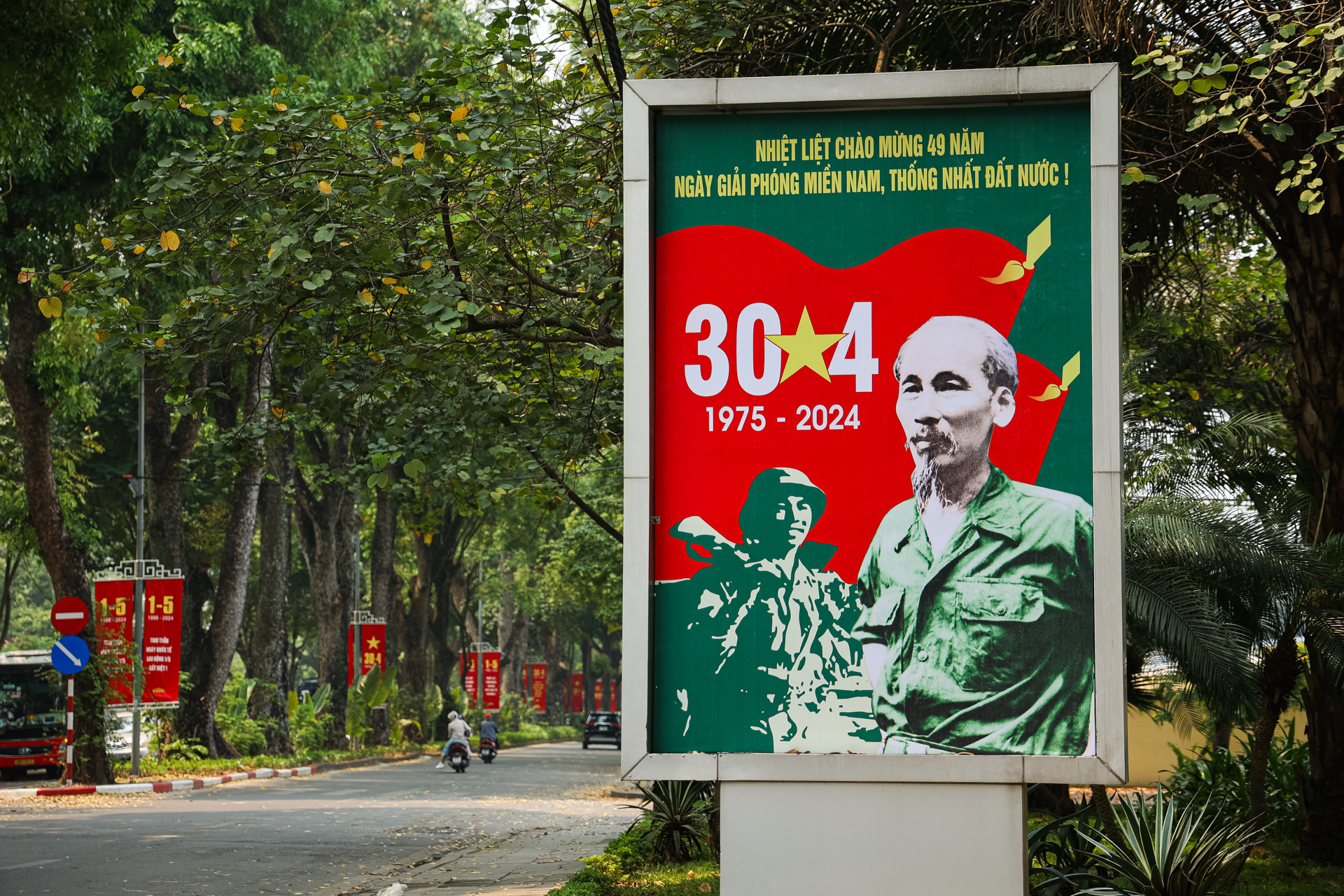 Không khí của ngày hội thống nhất non sông lan tỏa rộng khắp phố phường Hà Nội. Không khí của ngày hội thống nhất non sông lan tỏa rộng khắp phố phường Hà Nội.