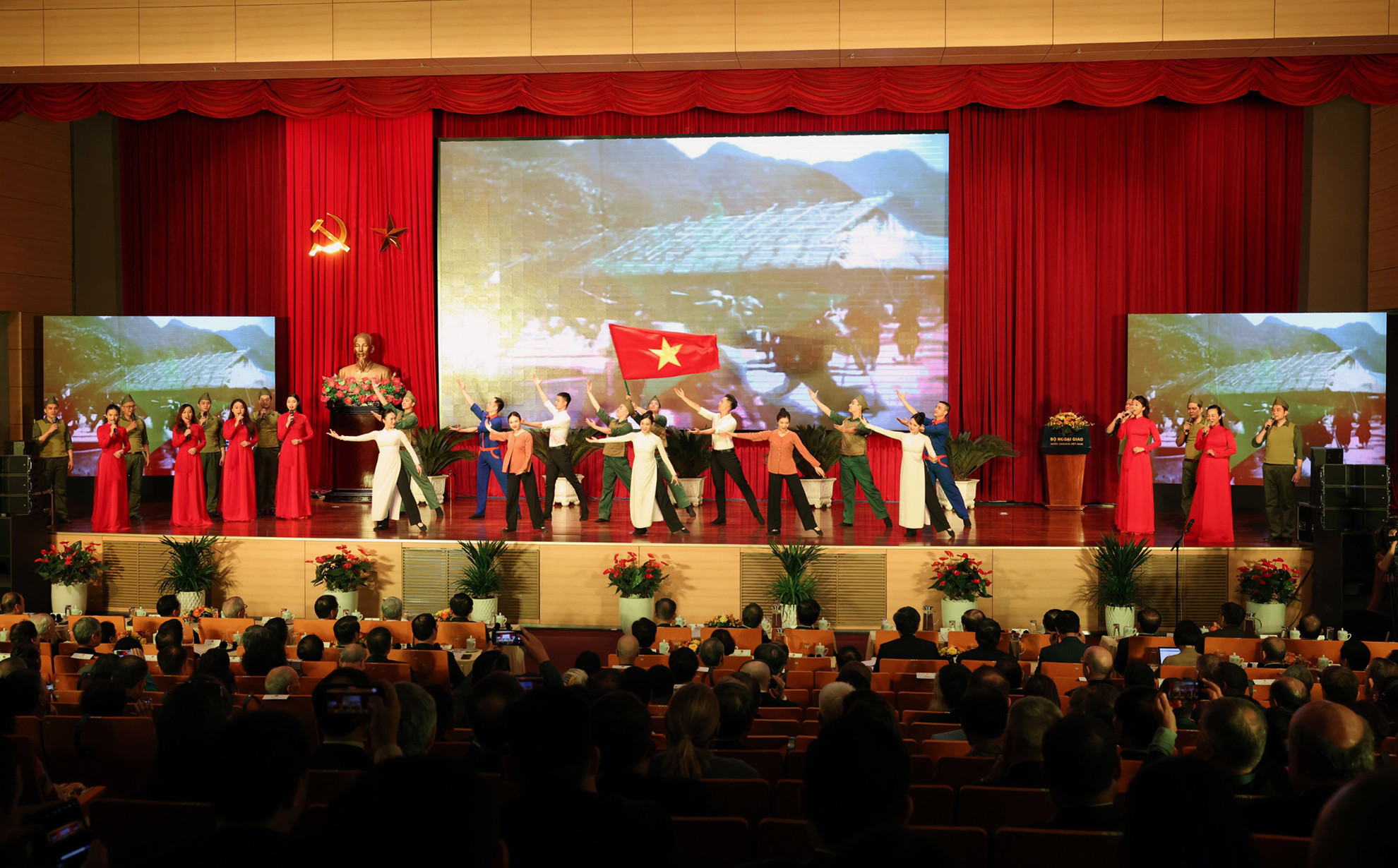 Tiết mục nghệ thuật chào mừng tại Lễ kỷ niệm.