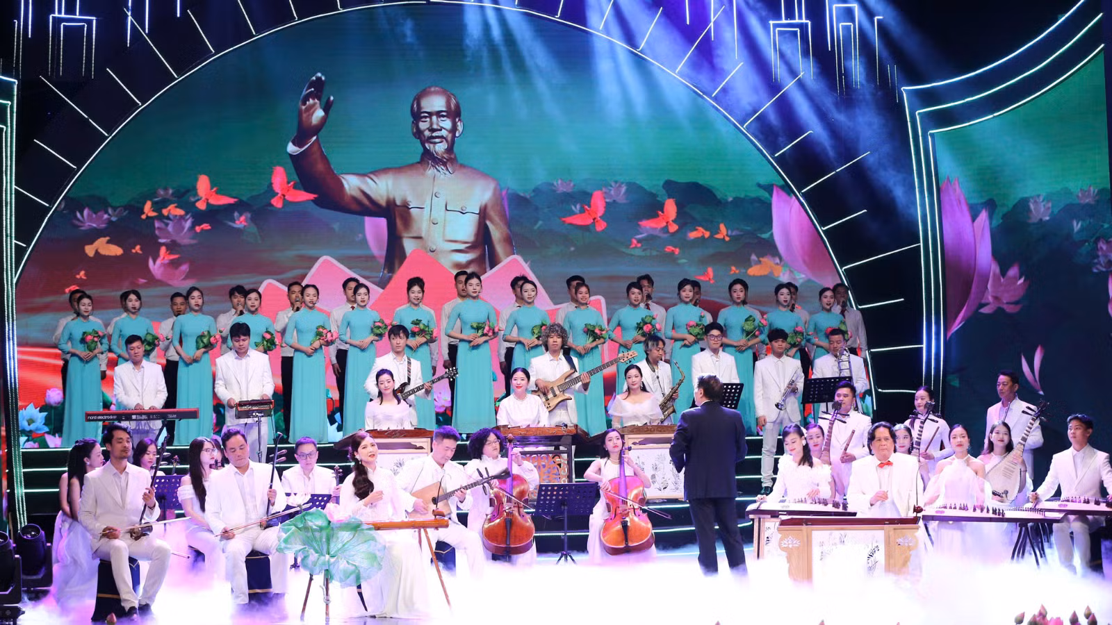 Các màn biểu diễn trong chương trình được dàn dựng công phu, chuyên nghiệp. (Ảnh: TRẦN HUẤN)